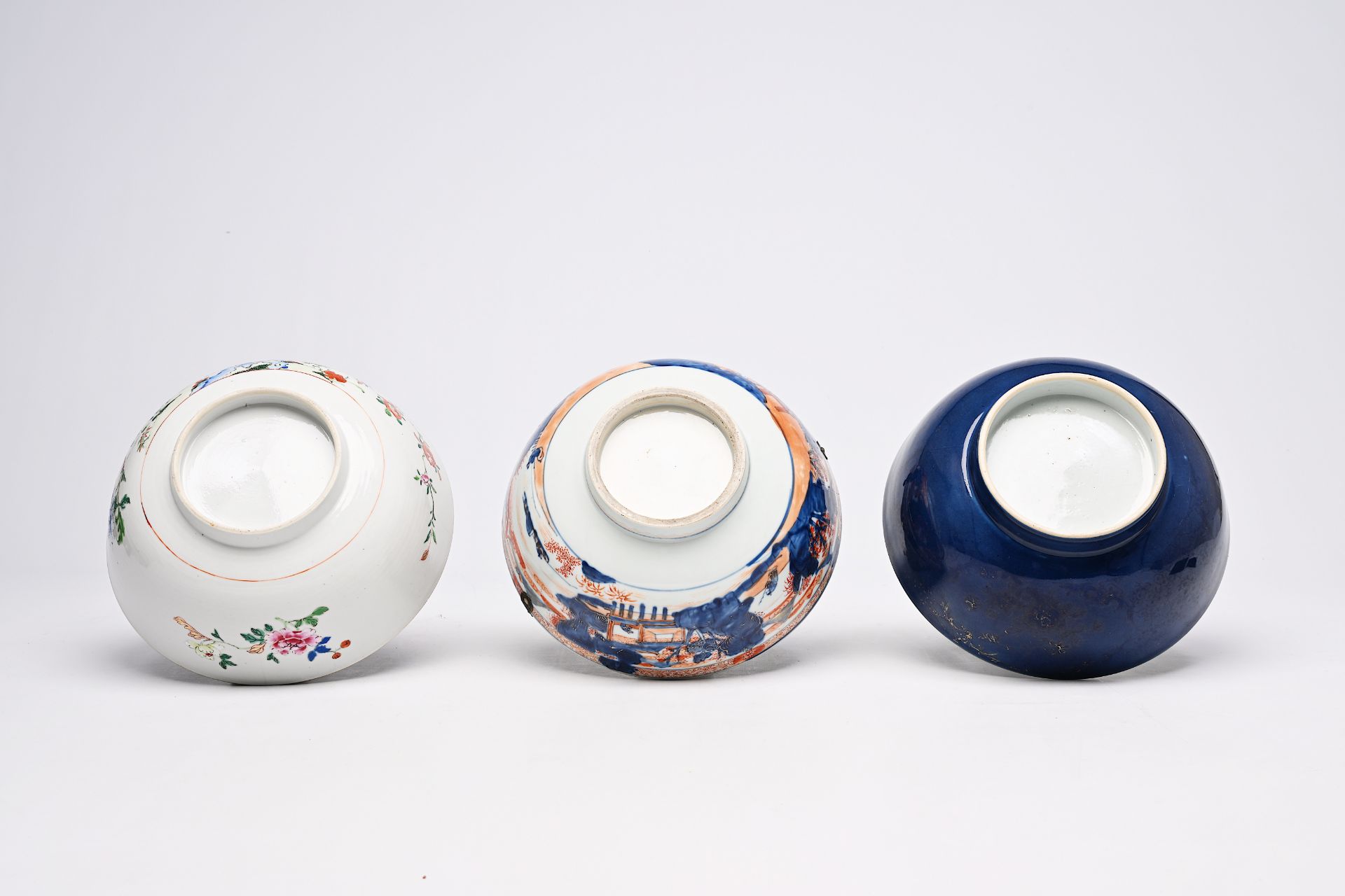 Three Chinese Imari style, famille rose and monochrome blue bowls, Kangxi/Qianlong - Image 6 of 6