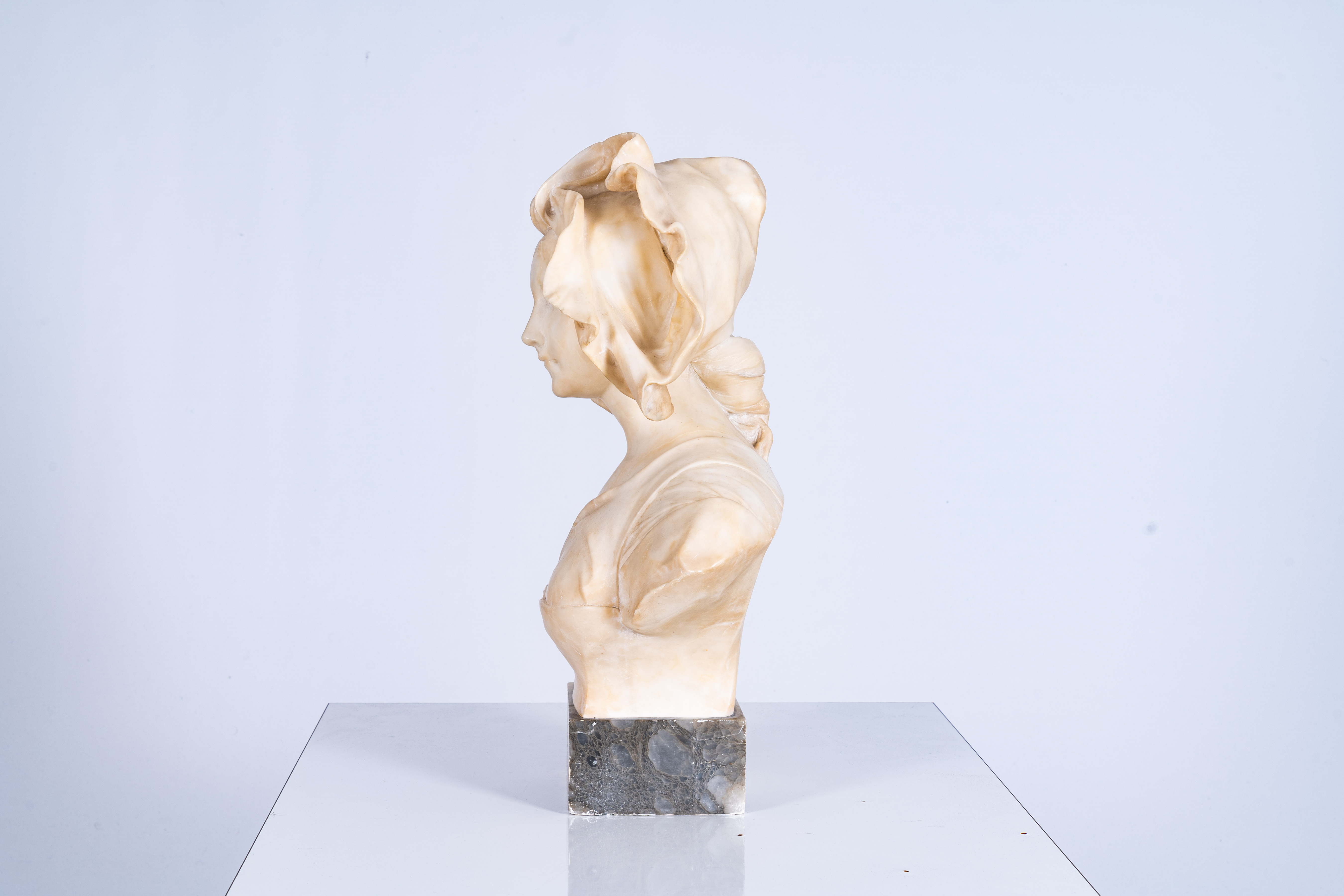 Pietro Ceccarelli (1888-1949): Bust of a lady, alabaster, Firenze - Image 5 of 9