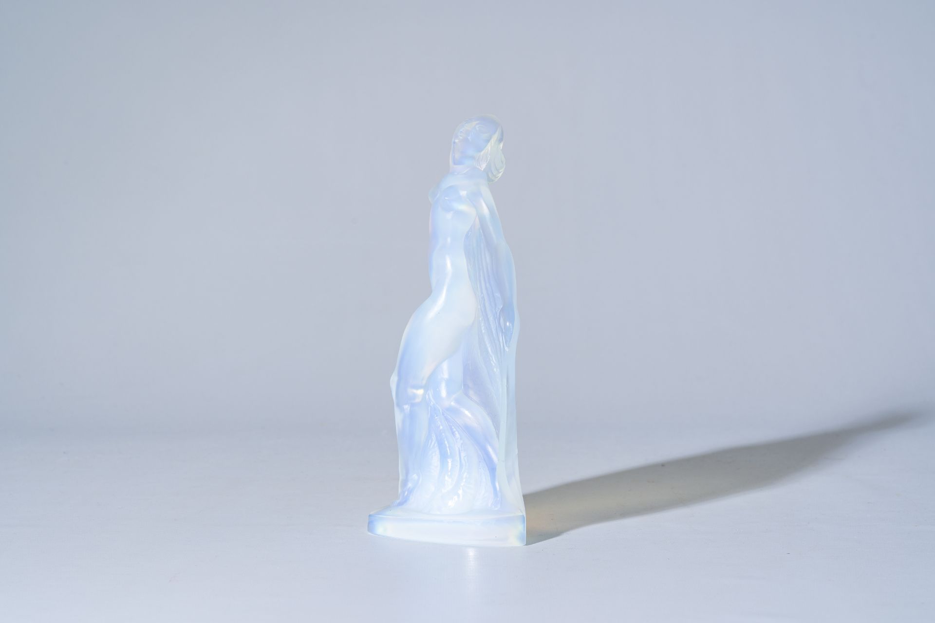 A French Sabino opalescent glass figurine of Isadora Duncan, 20th C. - Image 3 of 13