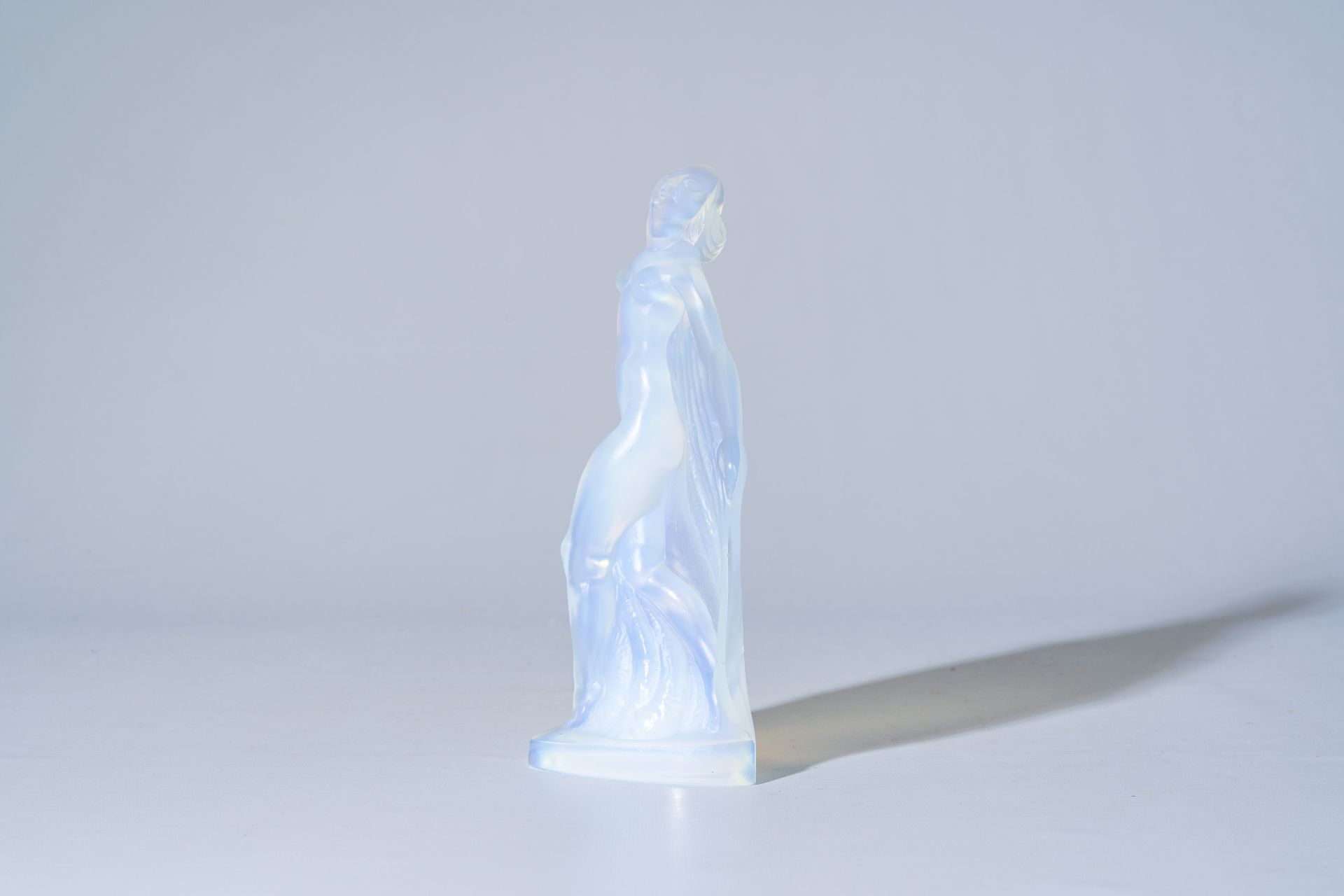 A French Sabino opalescent glass figurine of Isadora Duncan, 20th C. - Bild 3 aus 13