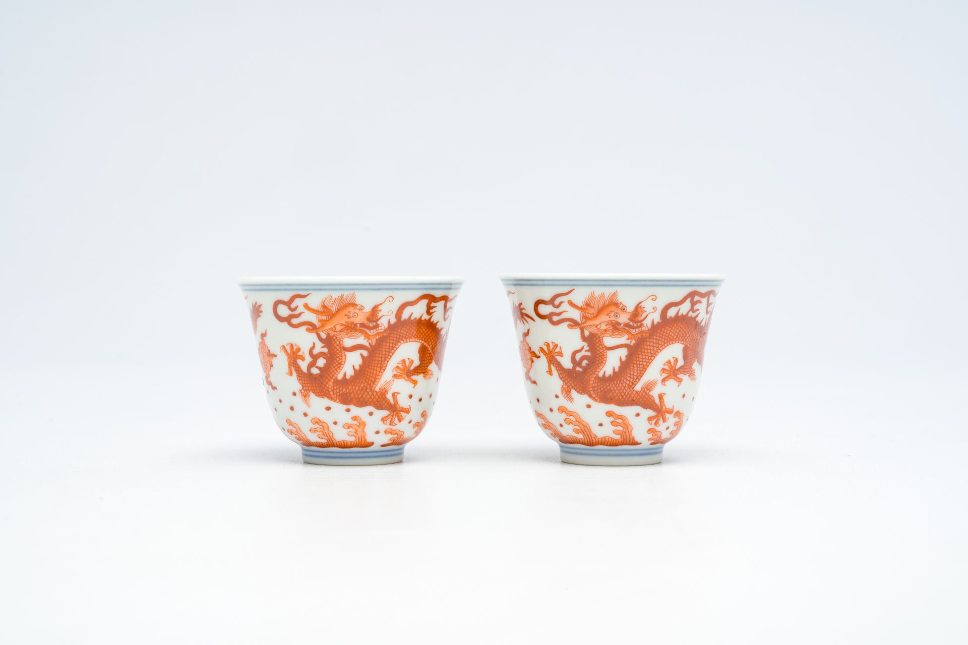 A pair of Chinese blue, white and iron-red 'dragons chasing the pearl' cups, Guangxu mark, 19th/20th - Bild 4 aus 14