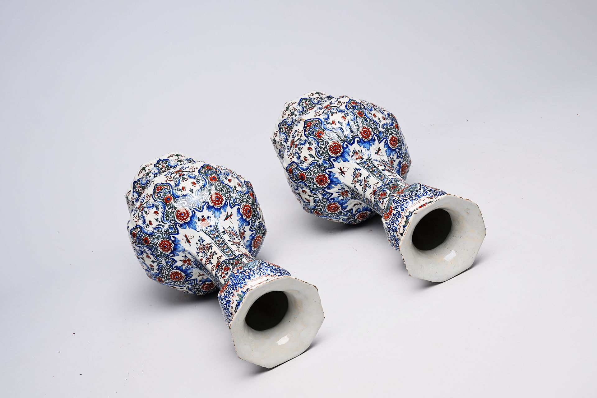 A pair of Dutch Delft cashmire palette vases with floral design, 19th C. - Image 9 of 11