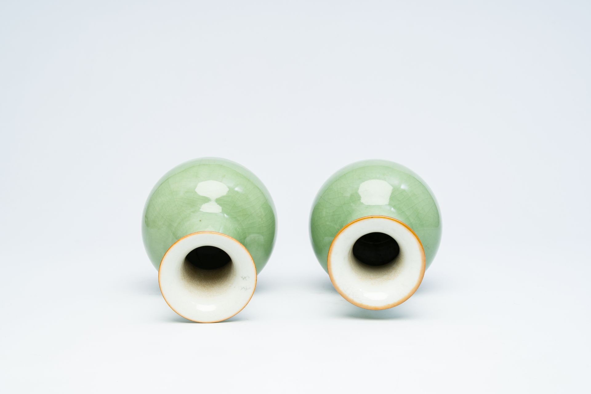 A pair of Chinese celadon-glazed bottle vases, 20th C. - Bild 10 aus 12