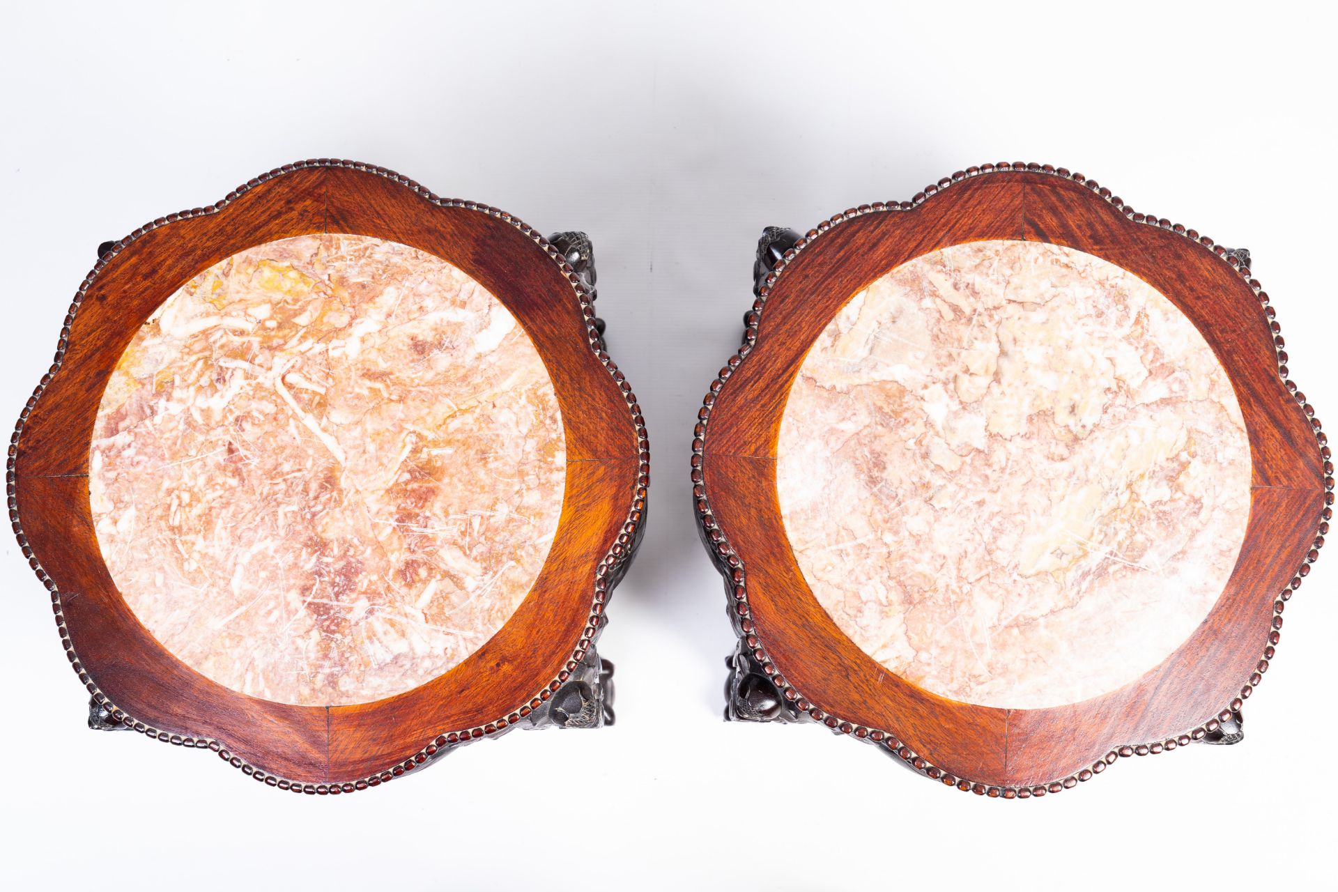 A pair of Chinese reticulated hardwood stands with marble tops, 20th C. - Bild 2 aus 3