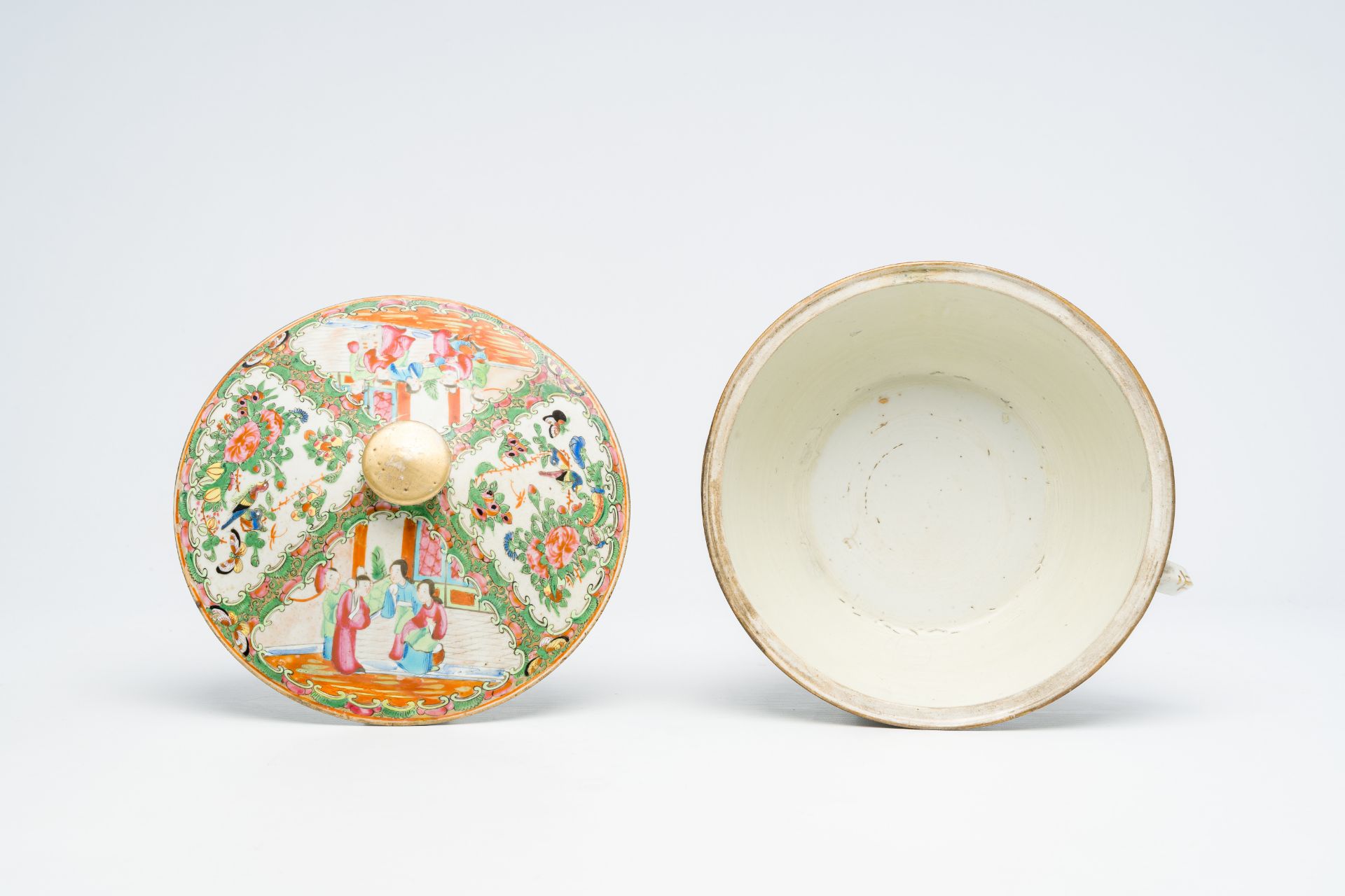 A varied collection of Chinese Canton famille rose porcelain with palace scenes and floral design, 1 - Image 10 of 11