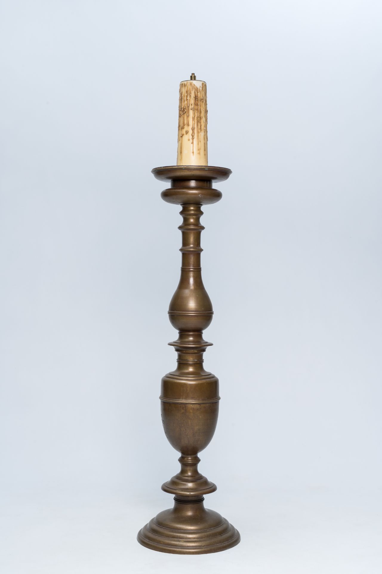 A large Italian bronze candlestick mounted as a lamp, 19th C. - Bild 4 aus 7