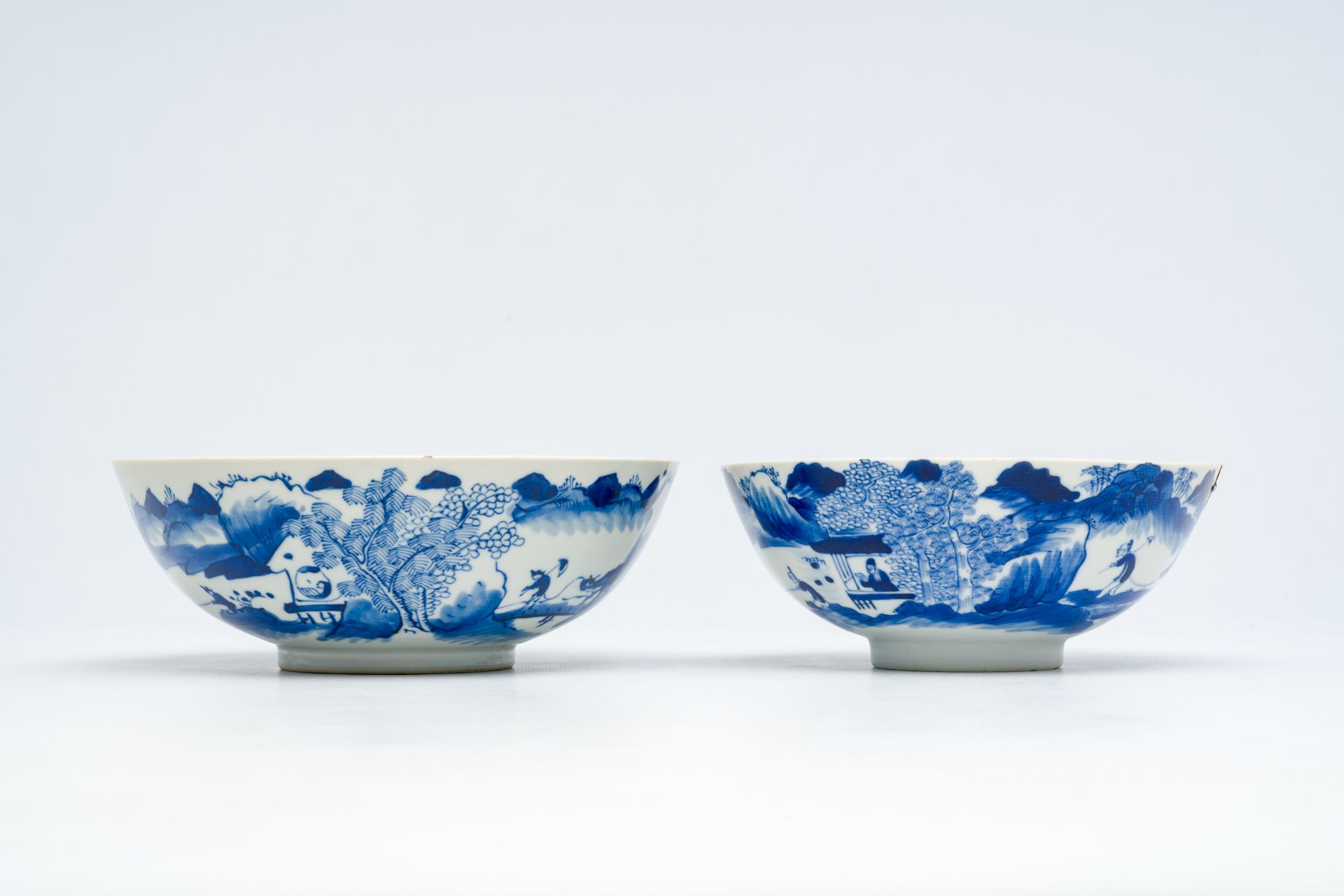 Two Chinese blue and white 'animated landscape' bowls, 19th C. - Bild 4 aus 14