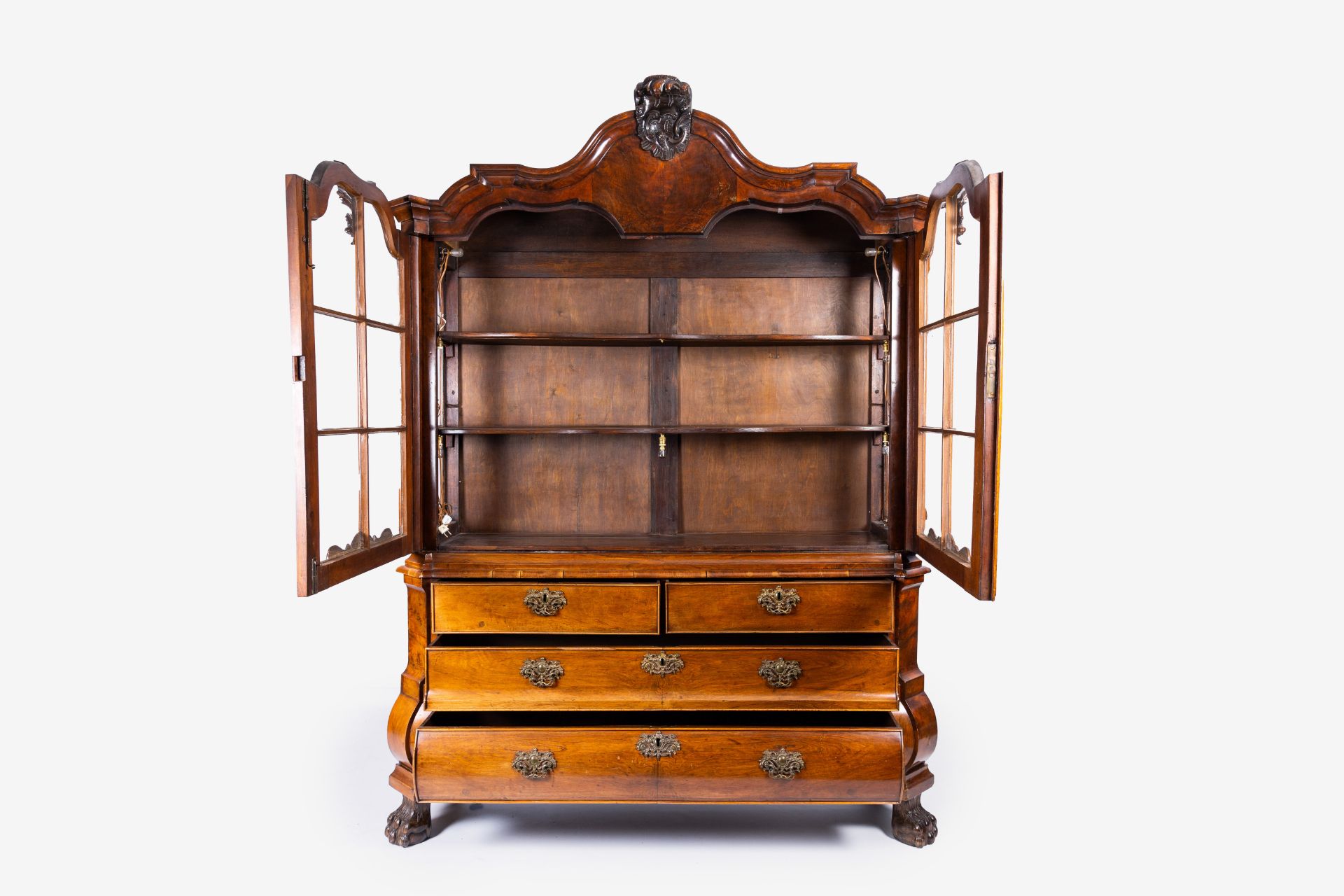 A Dutch walnut veneered wood lion feet cabinet, 18th/19th C. - Bild 3 aus 6