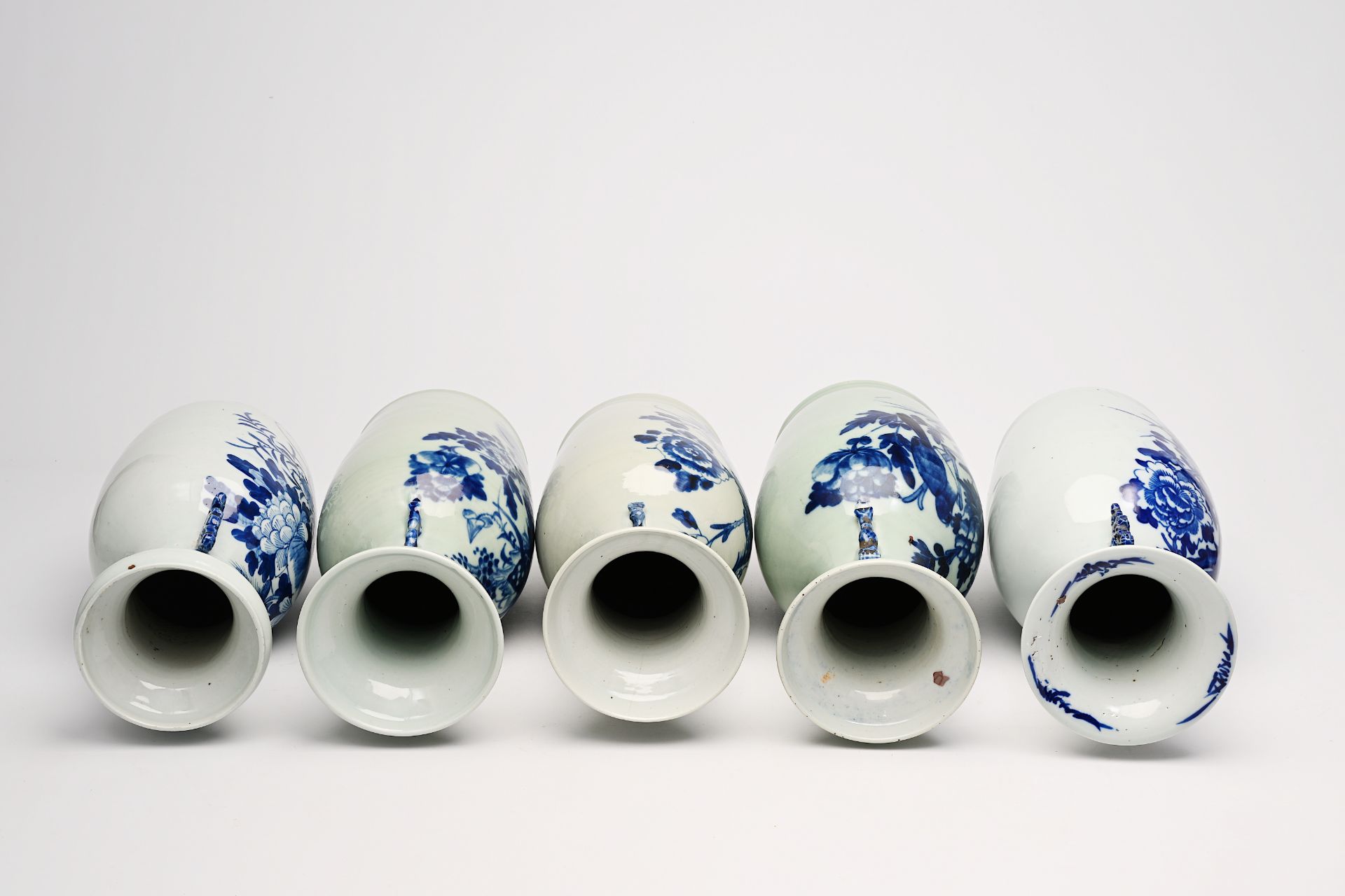 Five Chinese blue and white celadon ground vases with birds among blossoming branches and floral des - Bild 13 aus 14