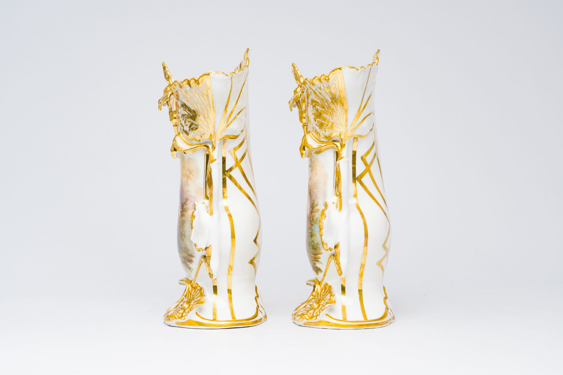 A pair of French gilt and polychrome old Paris porcelain vases with an Indian couple and floral reli - Bild 3 aus 7