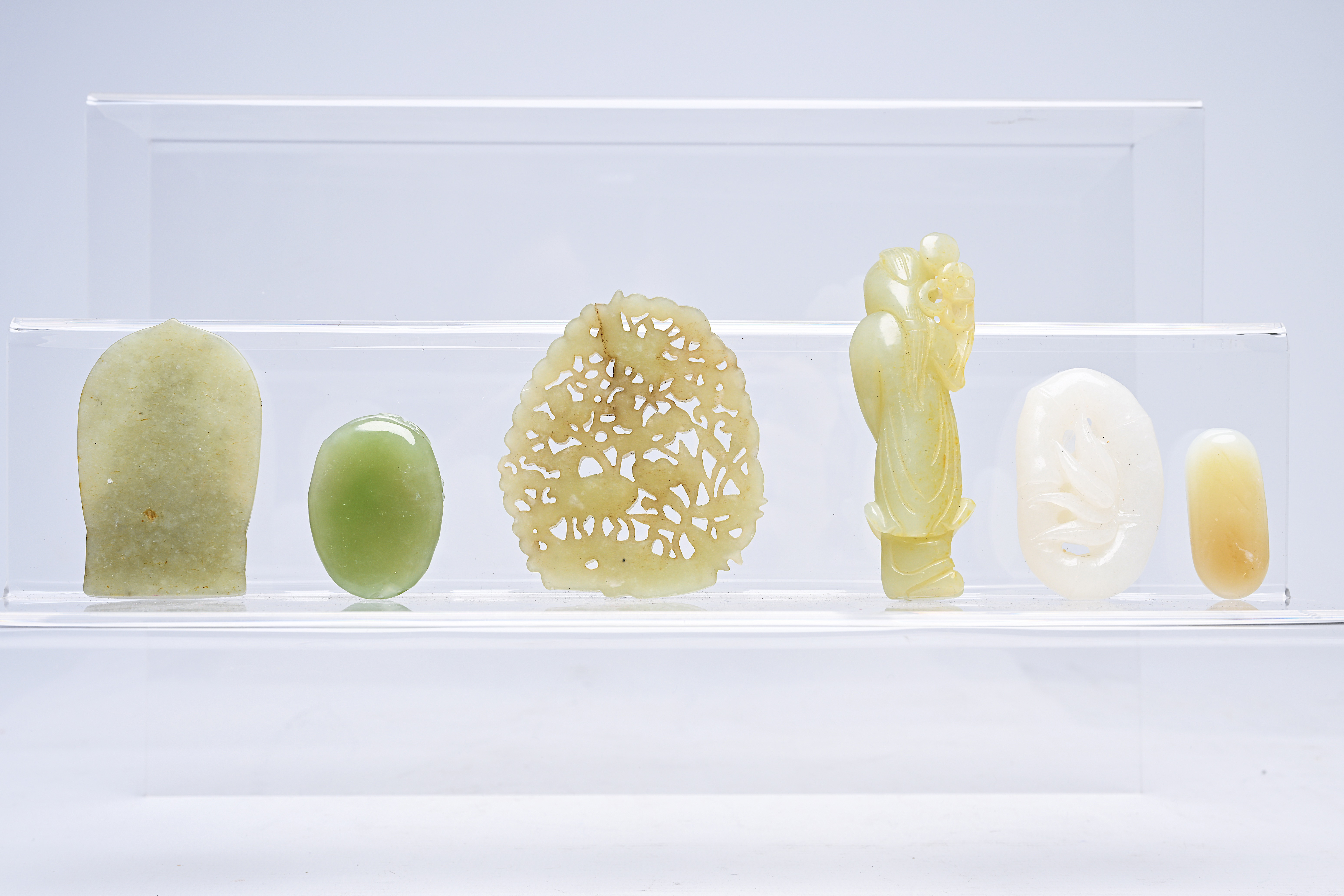 Six Chinese white and celadon jade carvings, 19th/20th C. - Image 2 of 5