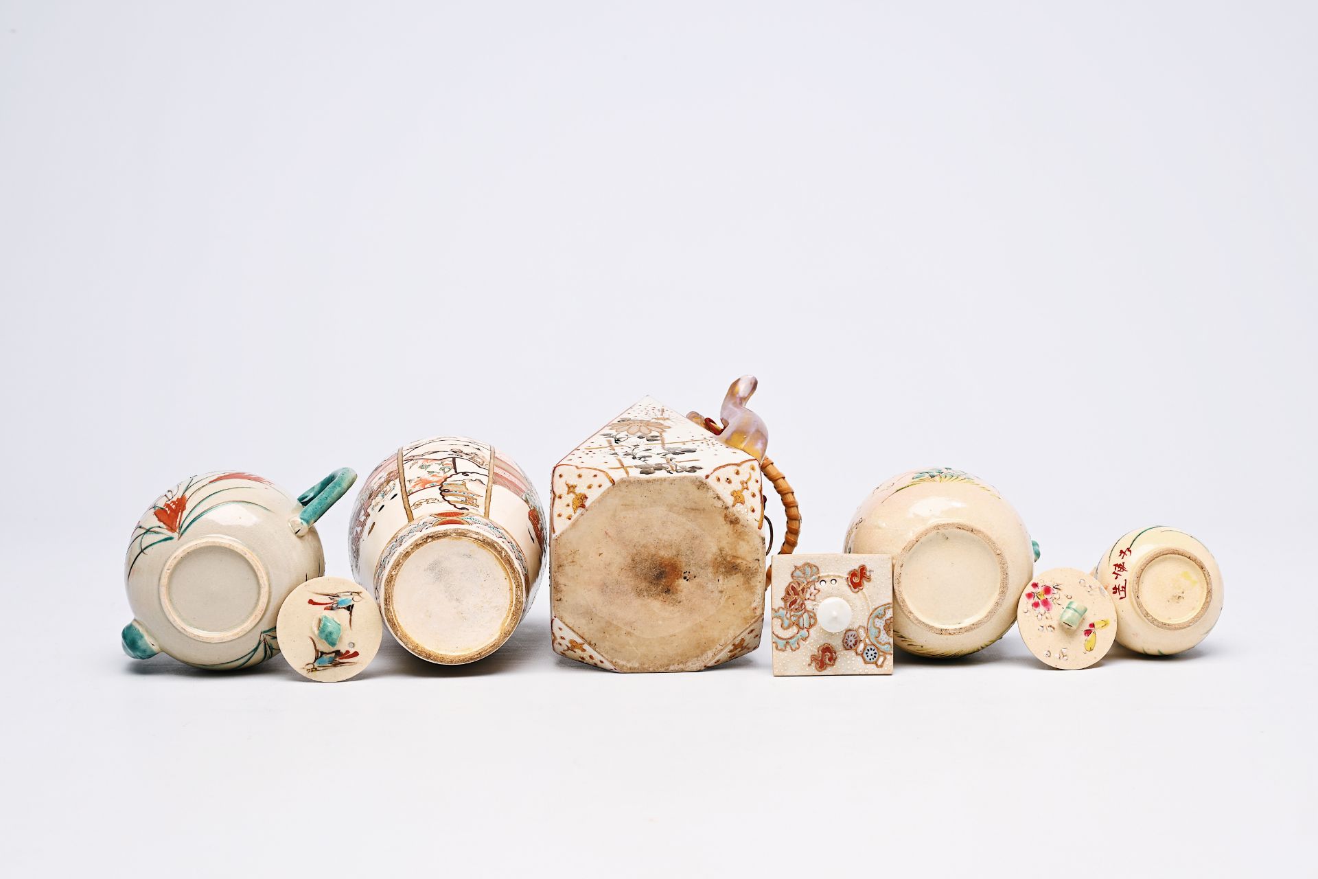 An extensive collection of Japanese Satsuma and Kutani porcelain, Meiji/Showa, 19th/20th C. - Bild 17 aus 30
