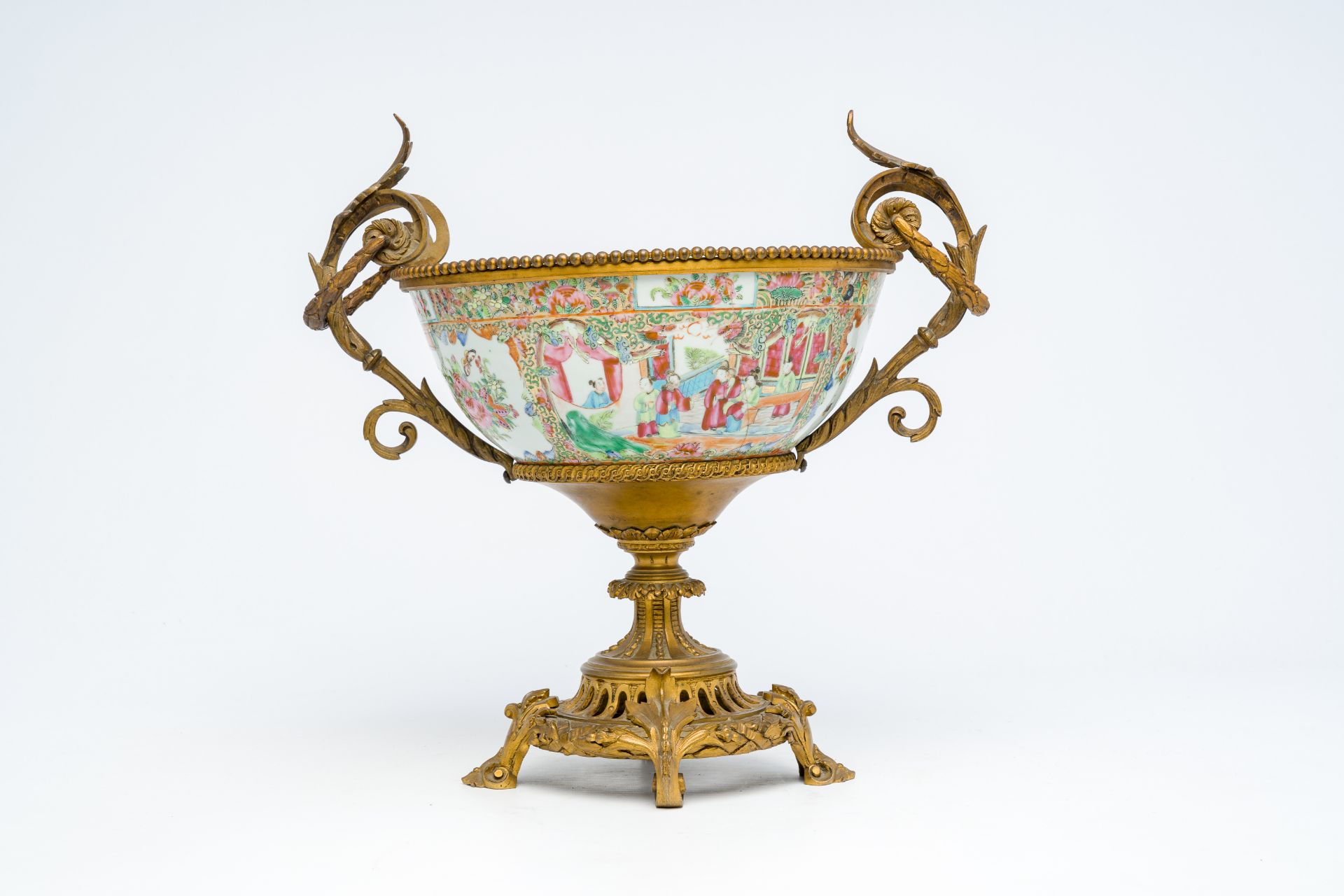 A Chinese Canton famille rose bowl with gilt bronze mounts, 19th C. - Bild 2 aus 7