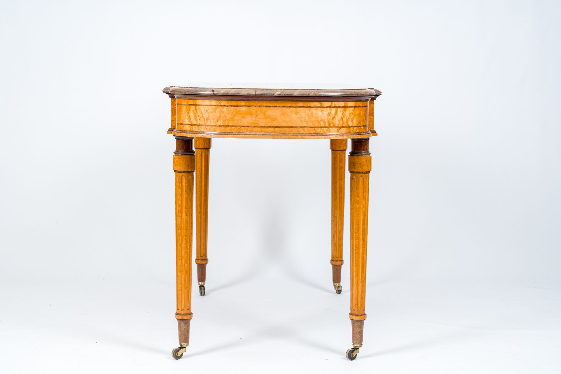 A burl wood veneered parquetry top Biedermeier style table, 19th/20th C. - Bild 6 aus 8