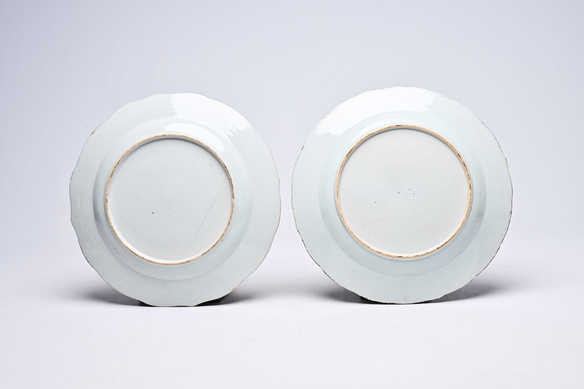 A pair of Chinese famille rose 'mandarin subject' dishes, Qianlong - Bild 3 aus 3