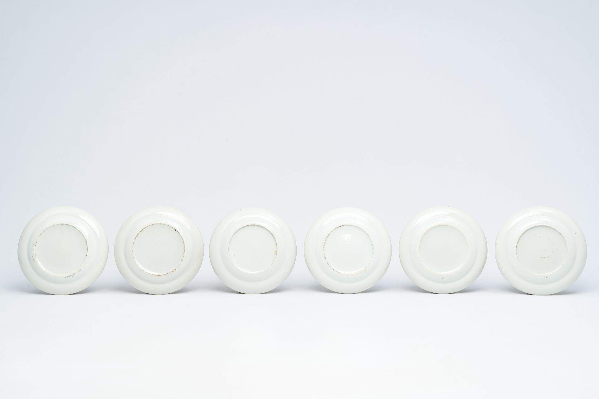 Twelve Chinese Canton famille rose plates with an animated design, 19th C. - Bild 3 aus 5