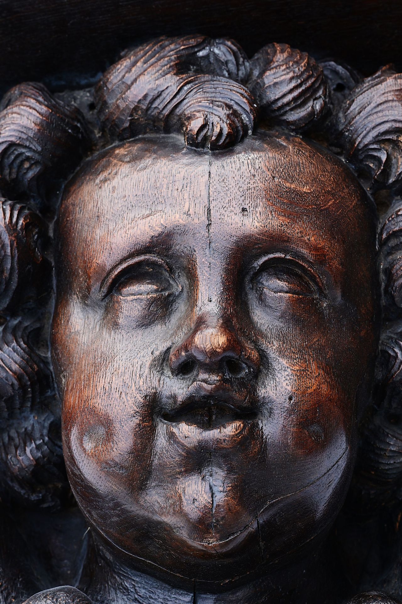 An exceptional Flemish carved wood 'angel' wall bracket, ca. 1700 - Image 3 of 8