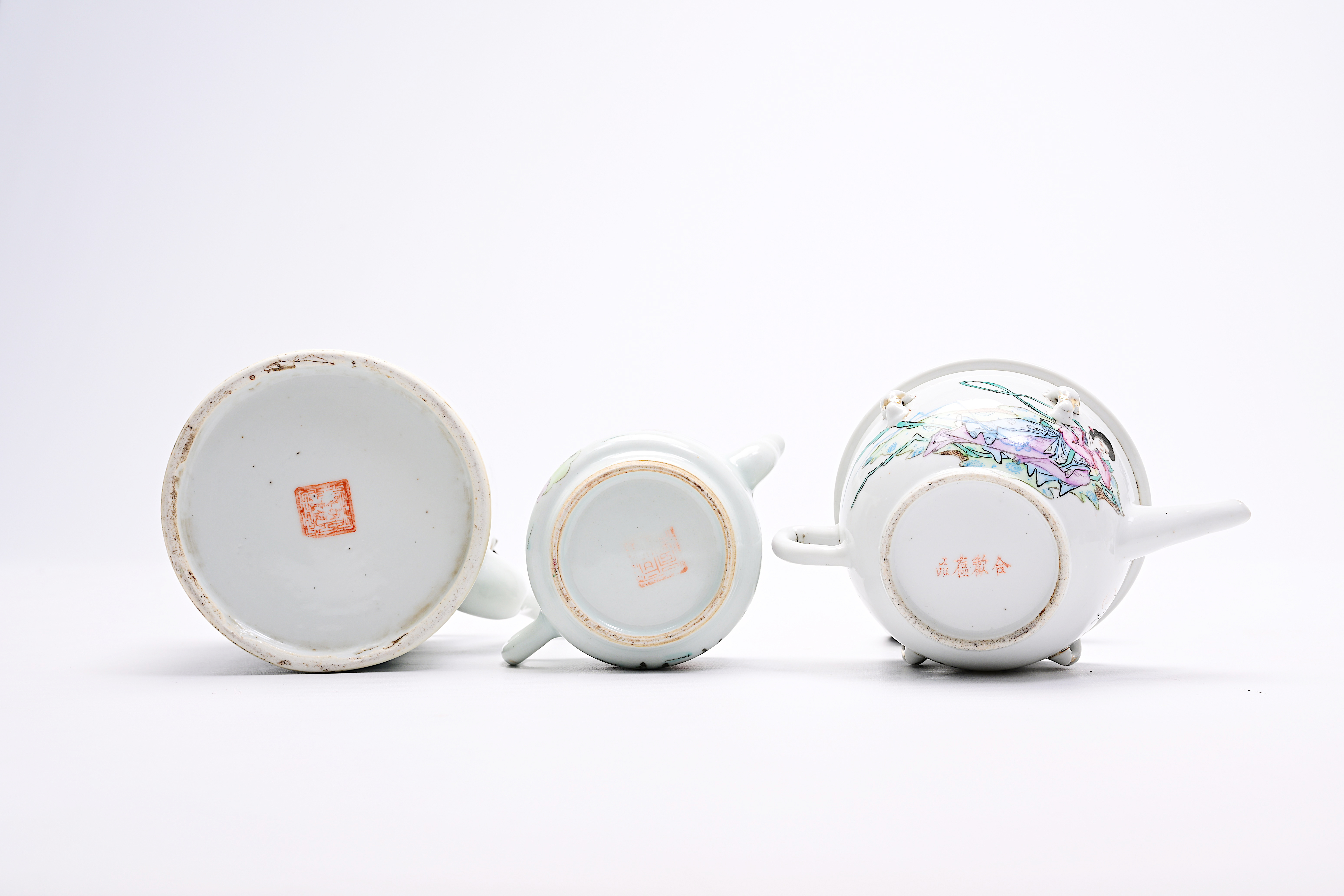 A varied collection of Chinese famille rose and qianjiang cai porcelain, 19th/20th C. - Image 24 of 40
