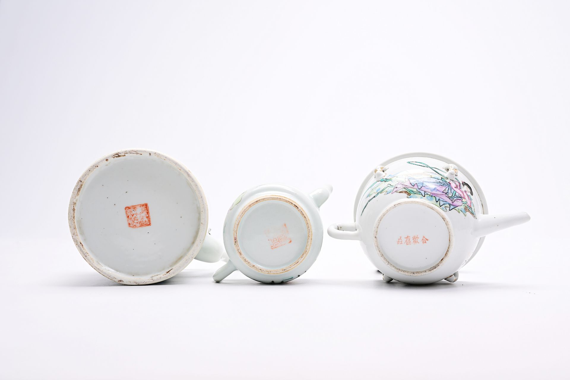 A varied collection of Chinese famille rose and qianjiang cai porcelain, 19th/20th C. - Image 24 of 40