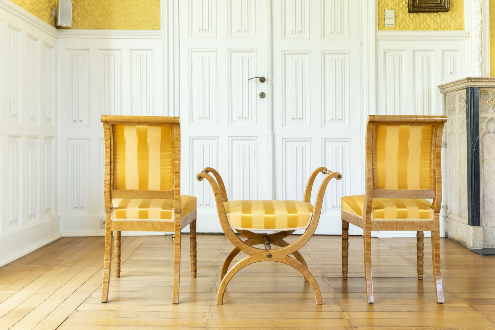 A 13-piece Biedermeier salon set comprising 3 sofas, 8 chairs and 2 footstools with yellow silk upho - Bild 31 aus 34