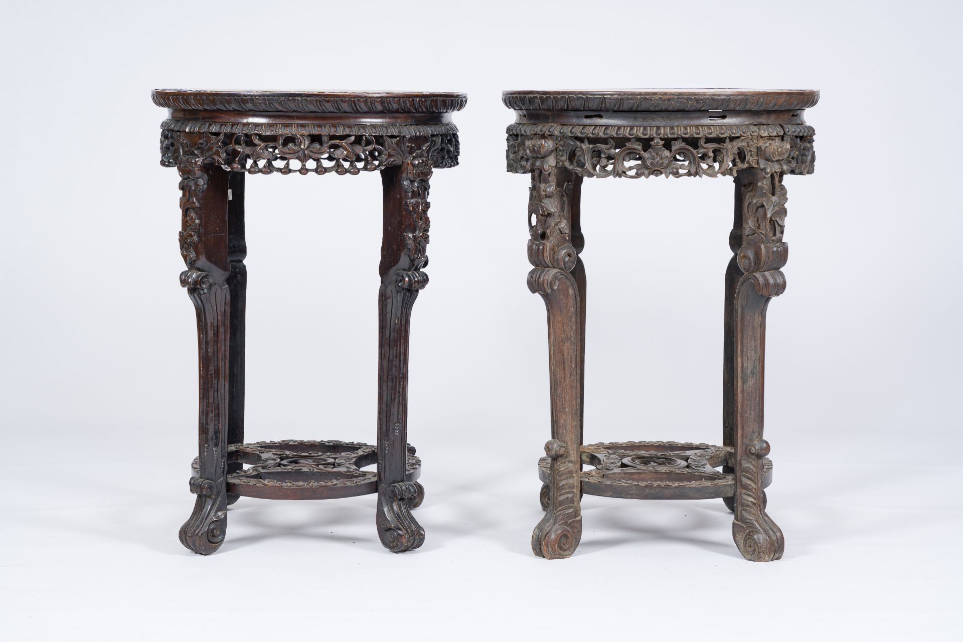 A pair of Chinese reticulated hardwood stands with marble tops, 19th/20th C. - Bild 3 aus 7