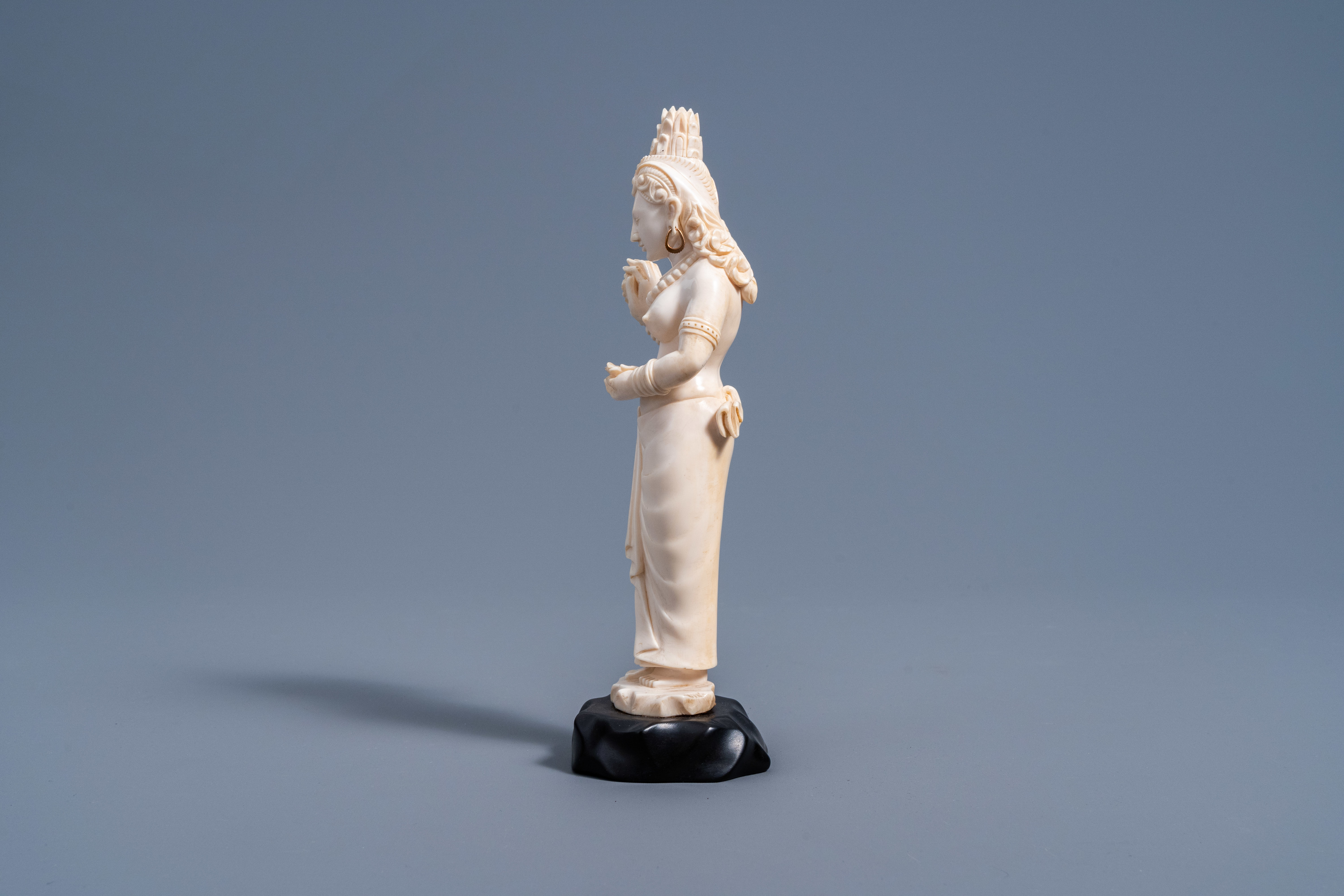 An Indian carved ivory figure of a goddess holding flowers in her hands, ca. 1900 - Image 4 of 9