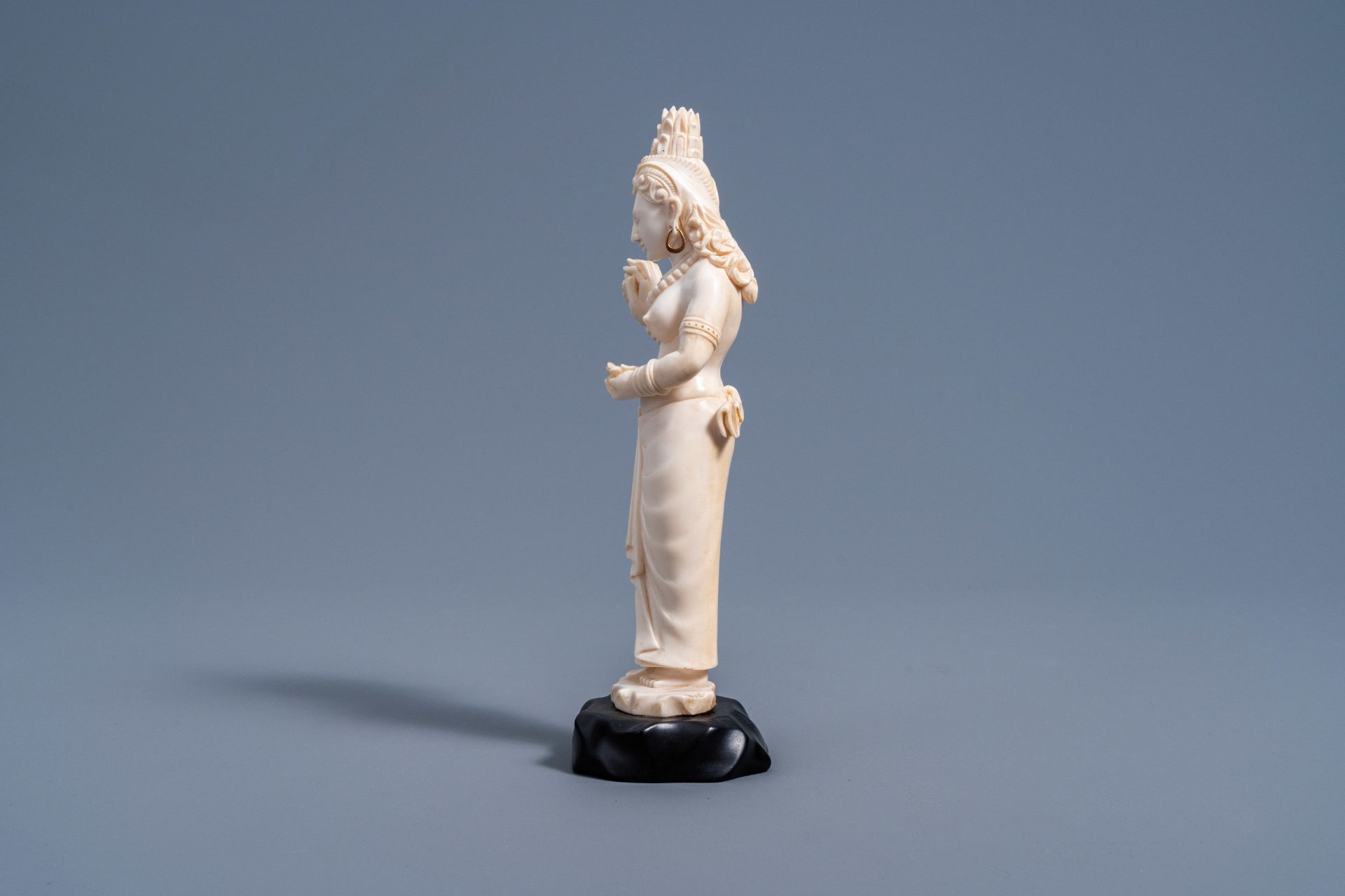 An Indian carved ivory figure of a goddess holding flowers in her hands, ca. 1900 - Bild 4 aus 9