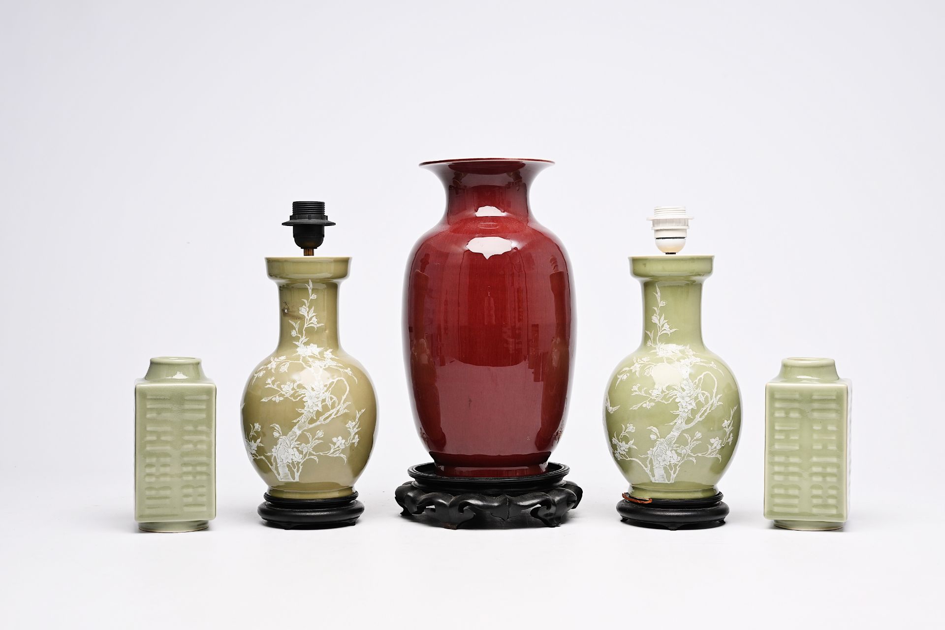 A varied collection of Chinese monochrome porcelain vases, 20th C. - Bild 2 aus 14