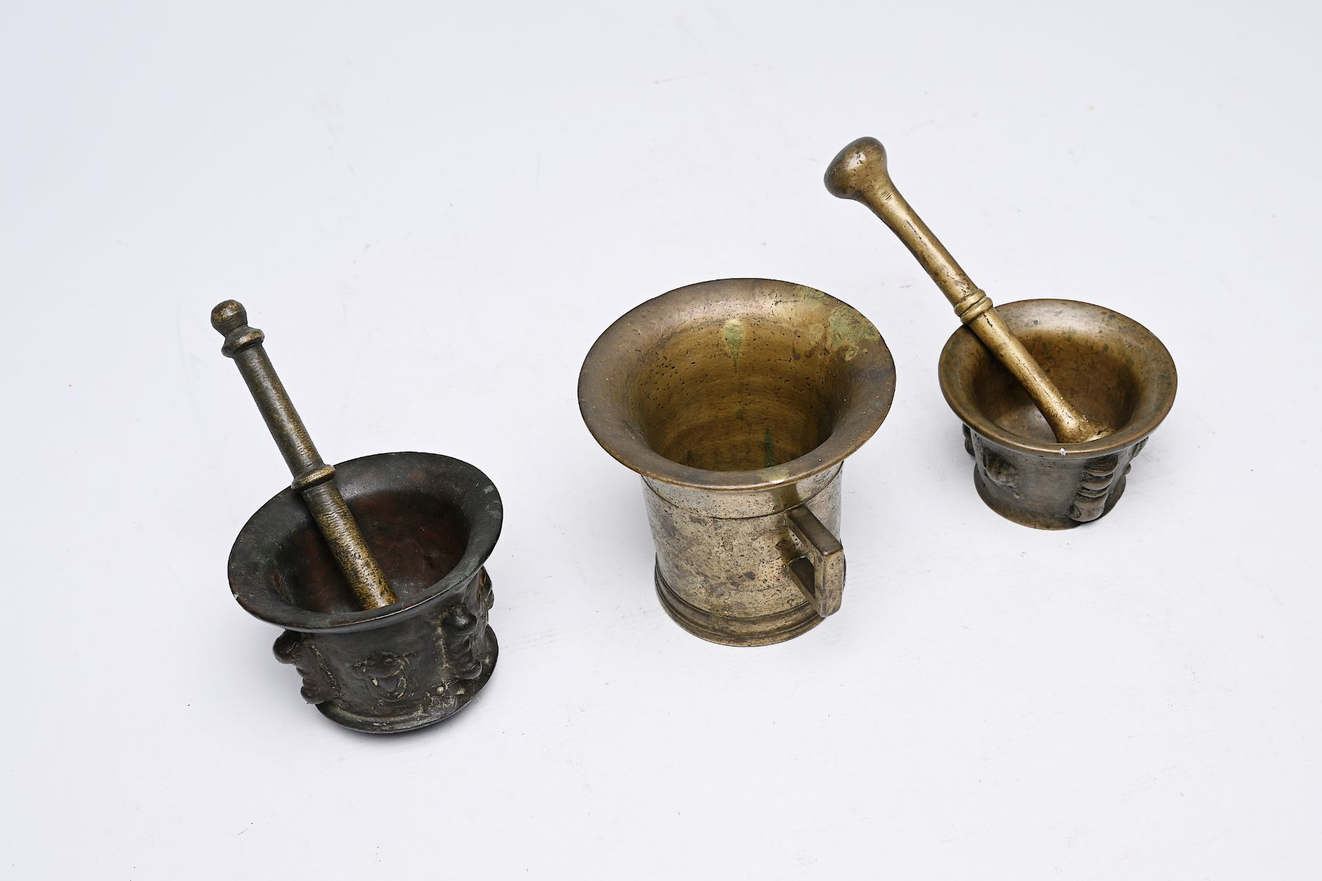 Three bronze mortars and two pestles, France and/or Spain, 16th/17th C. - Bild 3 aus 6