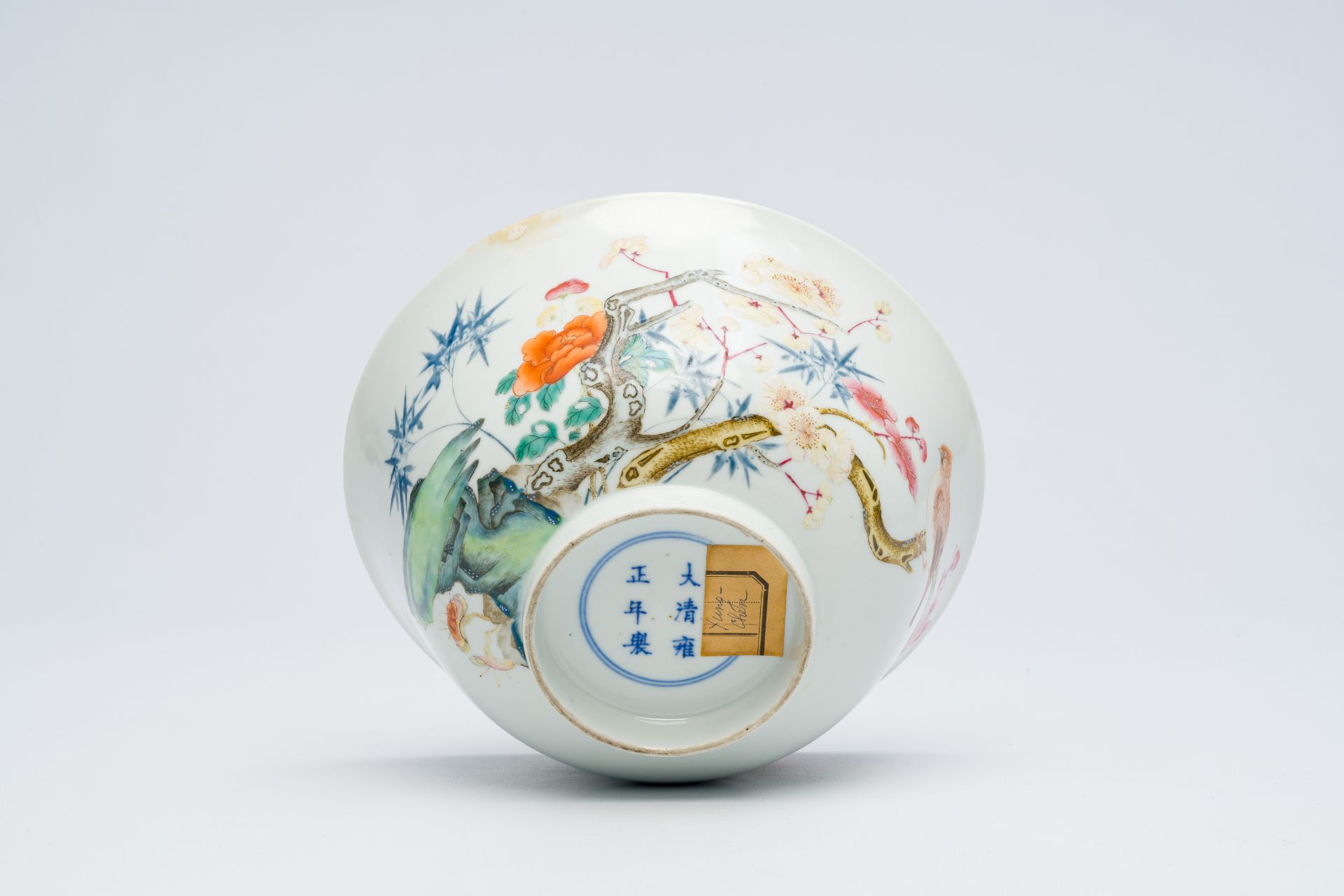 A Chinese famille rose bowl with birds among blossoming branches, Yongzheng mark, Republic - Bild 13 aus 14