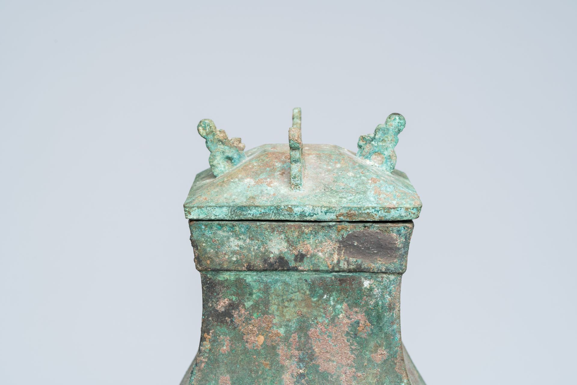 A Chinese bronze 'Fang' vase and cover, Han - Bild 8 aus 9