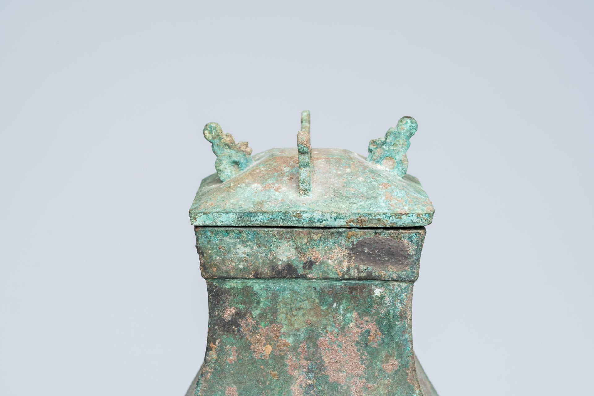 A Chinese bronze 'Fang' vase and cover, Han - Image 8 of 9