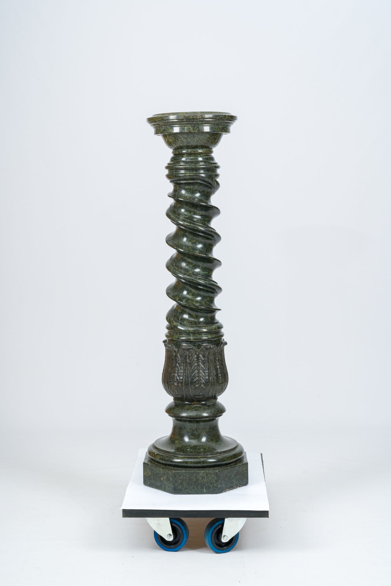 A twisted vert de mer marble pedestal, 19th/20th C. - Bild 2 aus 5