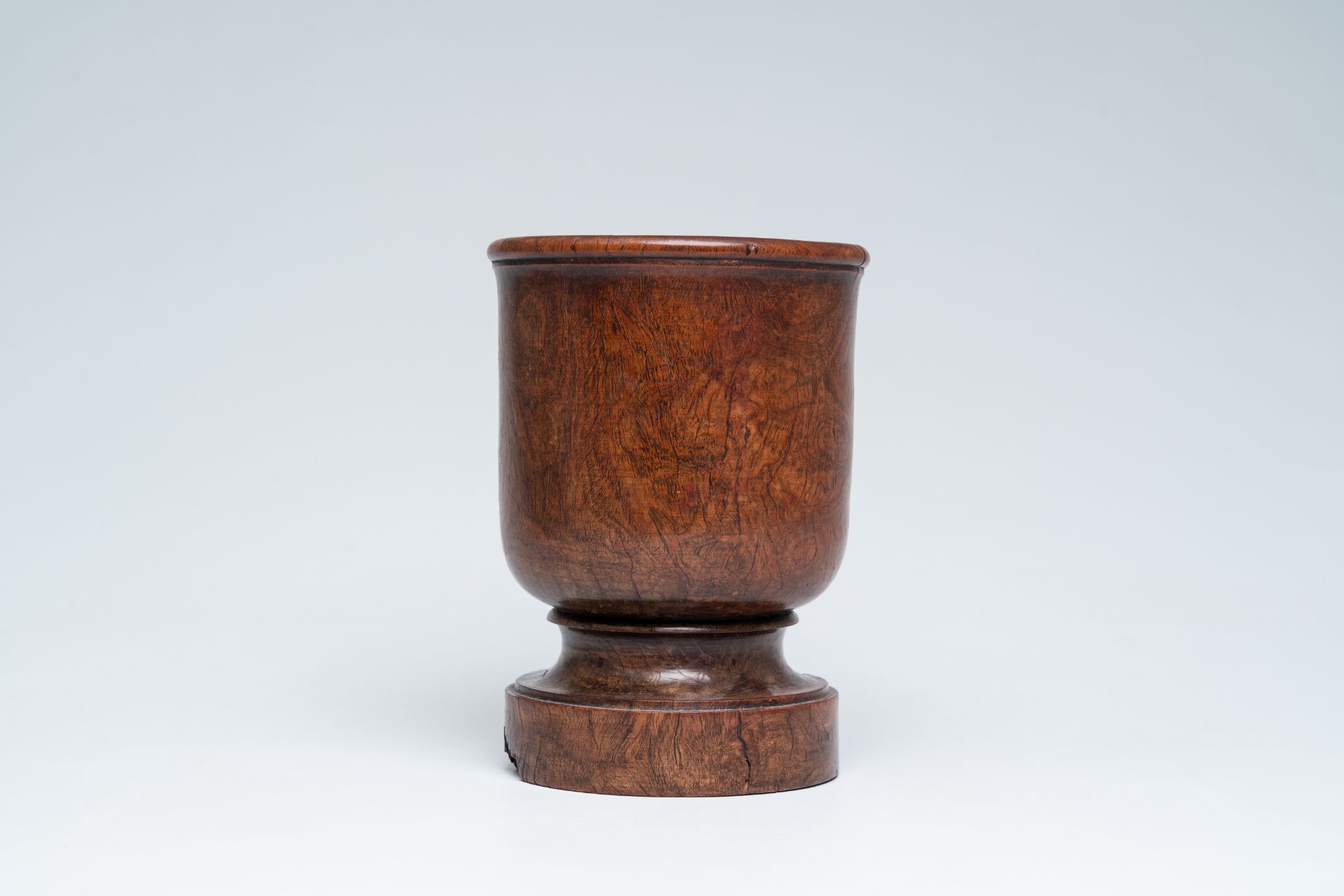 An English turned burl wood 'Queen Anne' mortar and pestle, 18th C. - Image 7 of 11
