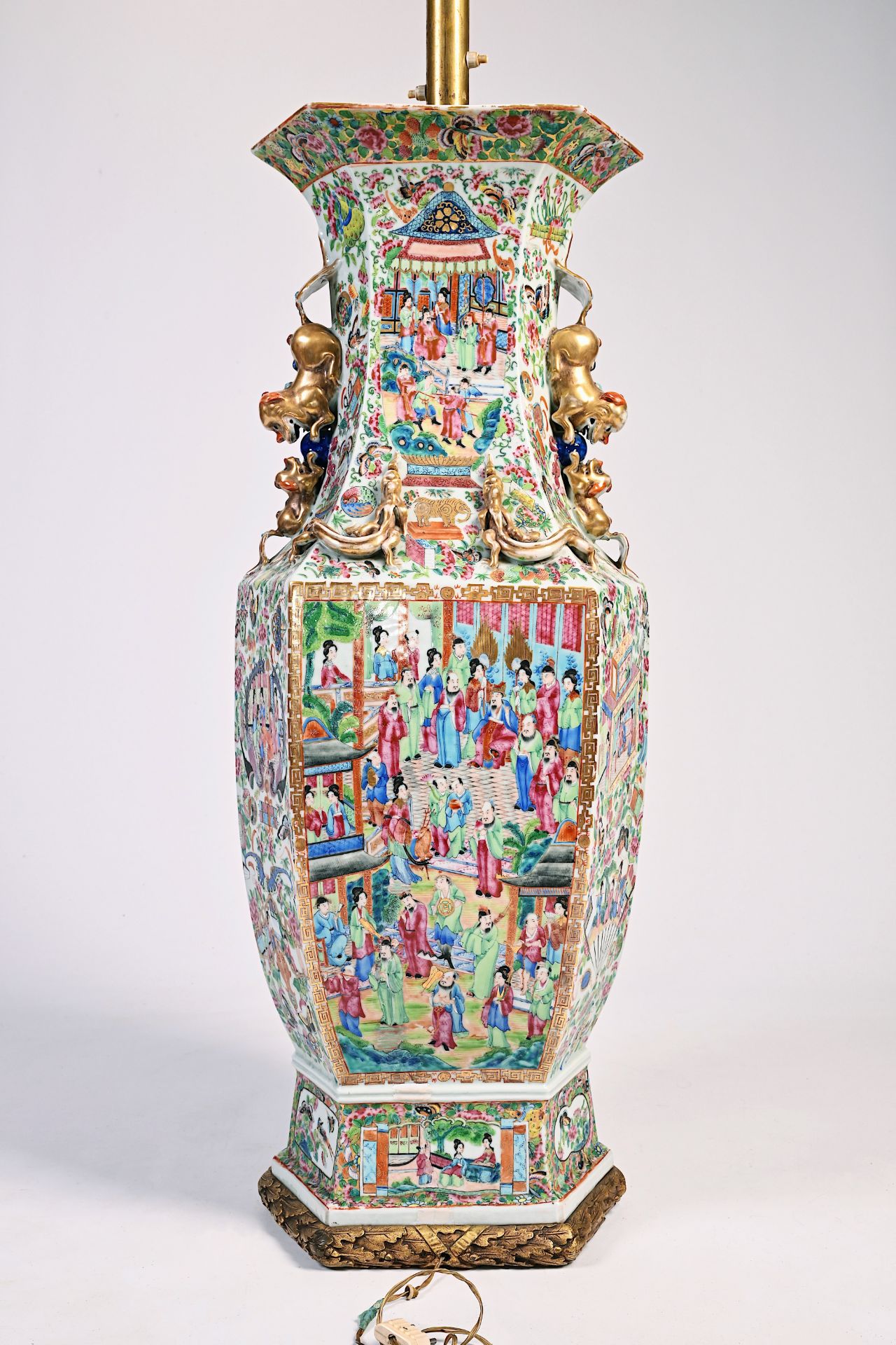 A large Chinese hexagonal Canton famille rose vase mounted as a lamp with an exceptional shade, 19th - Bild 3 aus 13