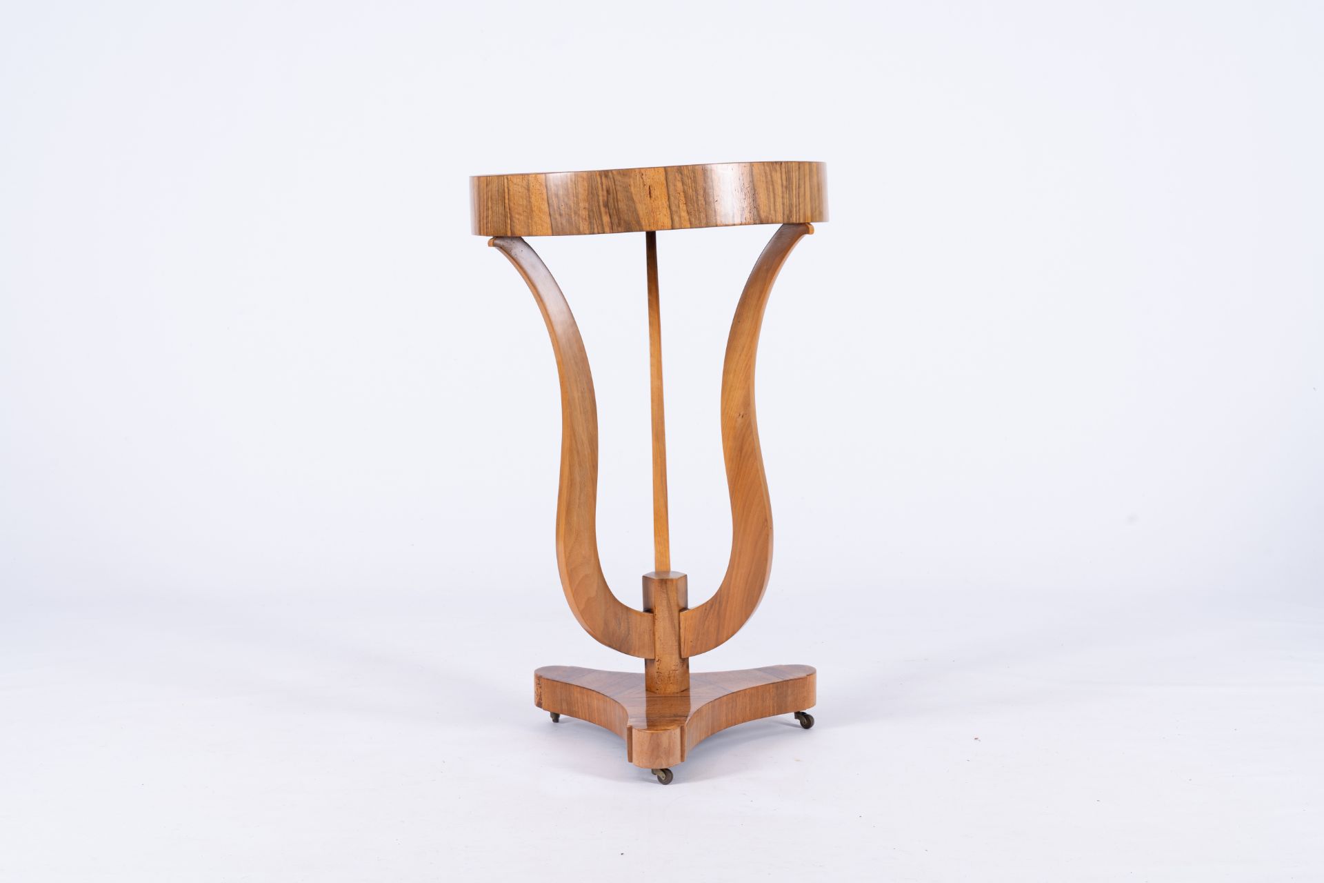 A round wood Art Deco side table or gueridon, 20th C. - Bild 4 aus 7