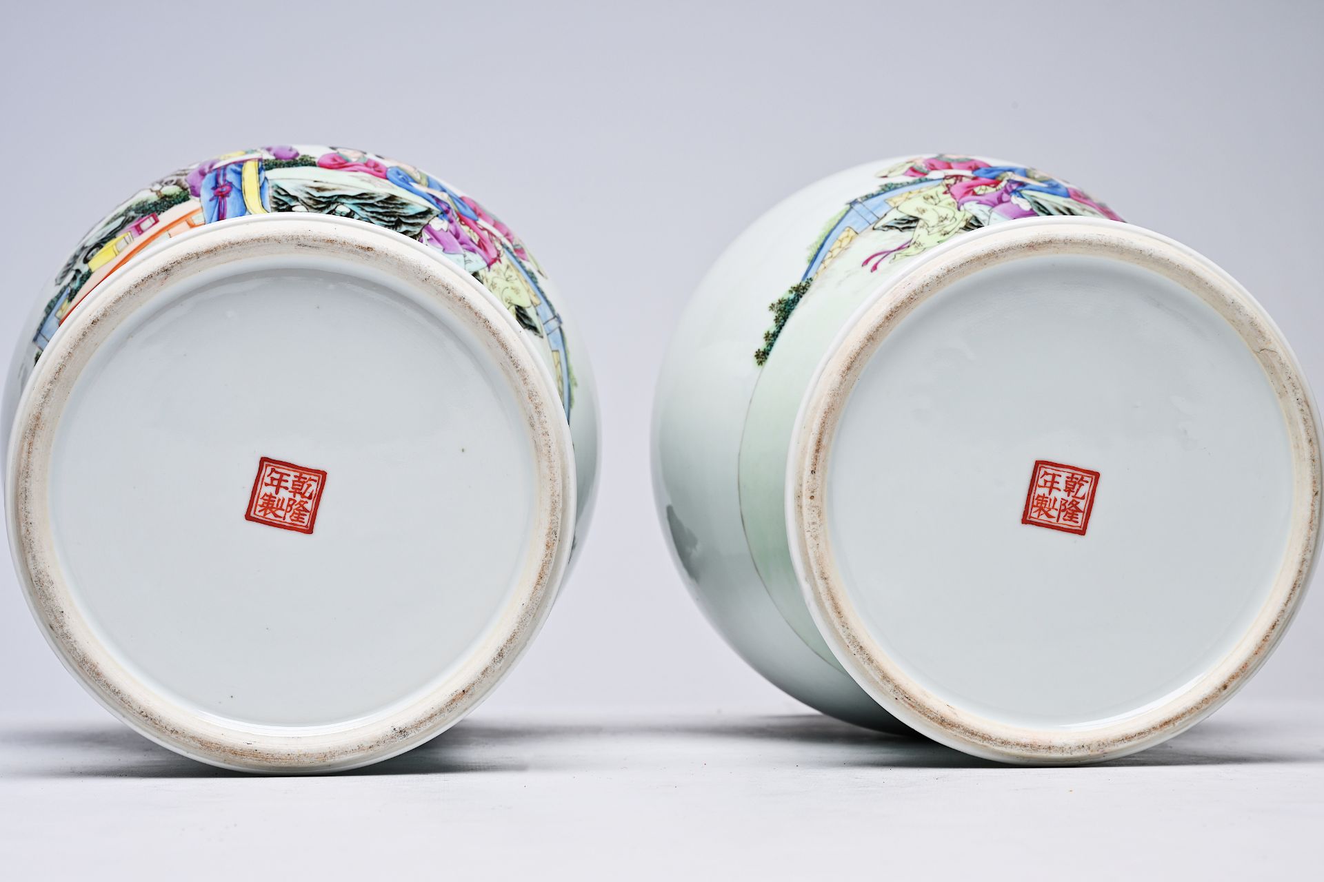 A pair of Chinese famille rose vases and covers with ladies on a terrace, Qianlong mark, Republic, 2 - Bild 12 aus 16