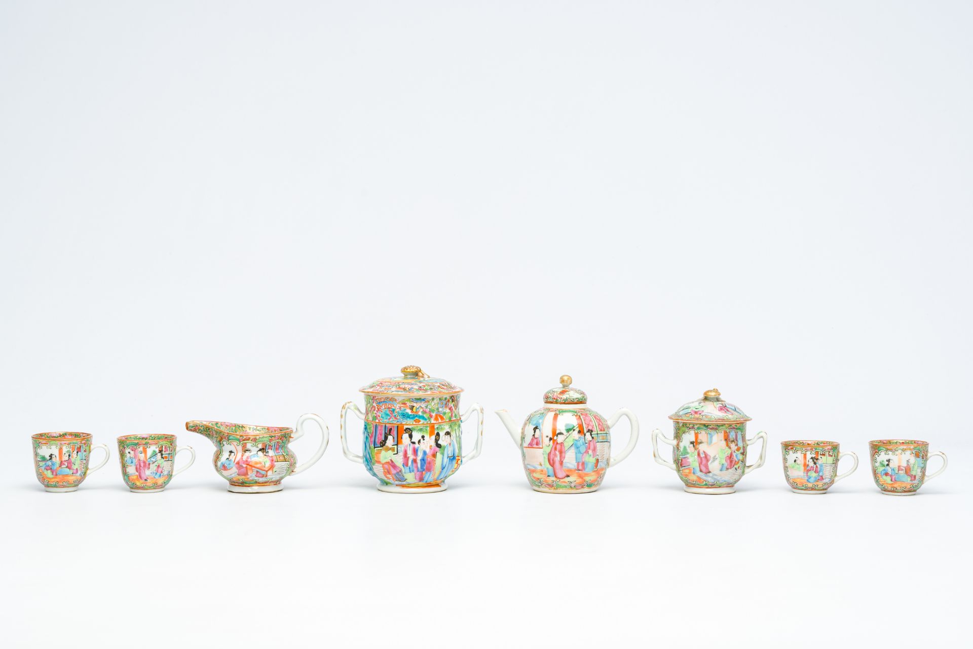 An extensive collection of Chinese Canton famille rose porcelain, 19th C. - Bild 11 aus 18