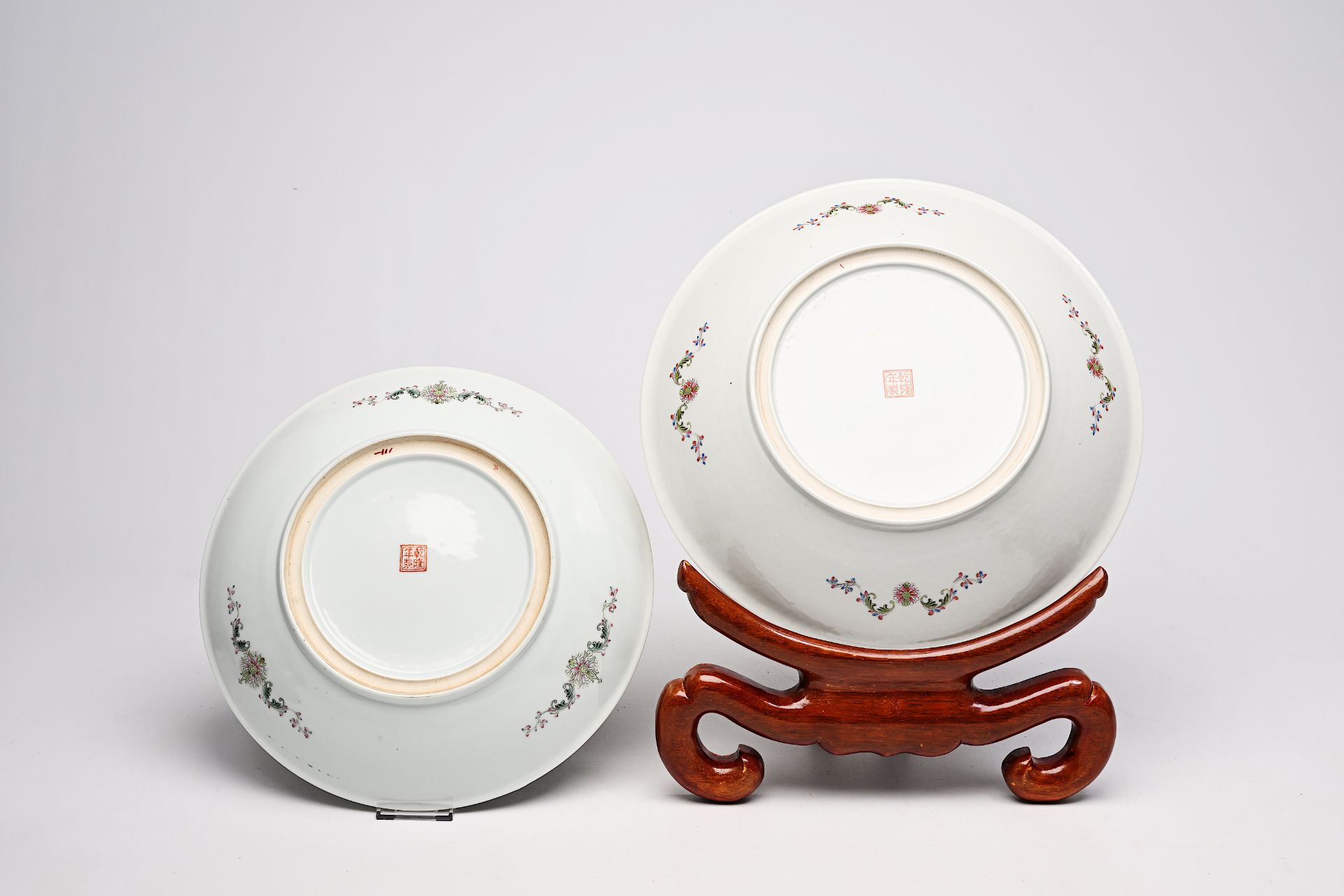 Two Chinese famille rose dishes with phoenixes among blossoming branches and ladies on a terrace, Qi - Image 3 of 10