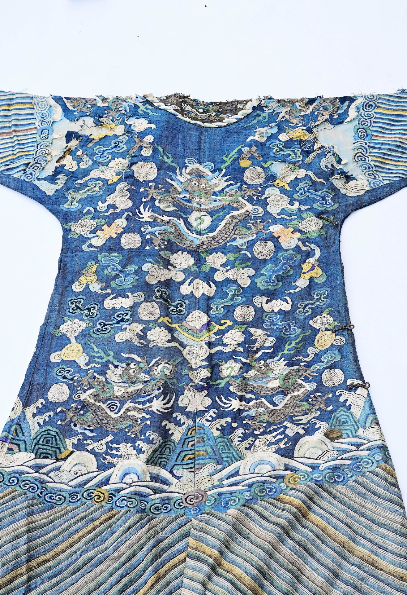 A Chinese embroidered silk 'dragons chasing the pearl' robe, 19th C. - Image 3 of 9