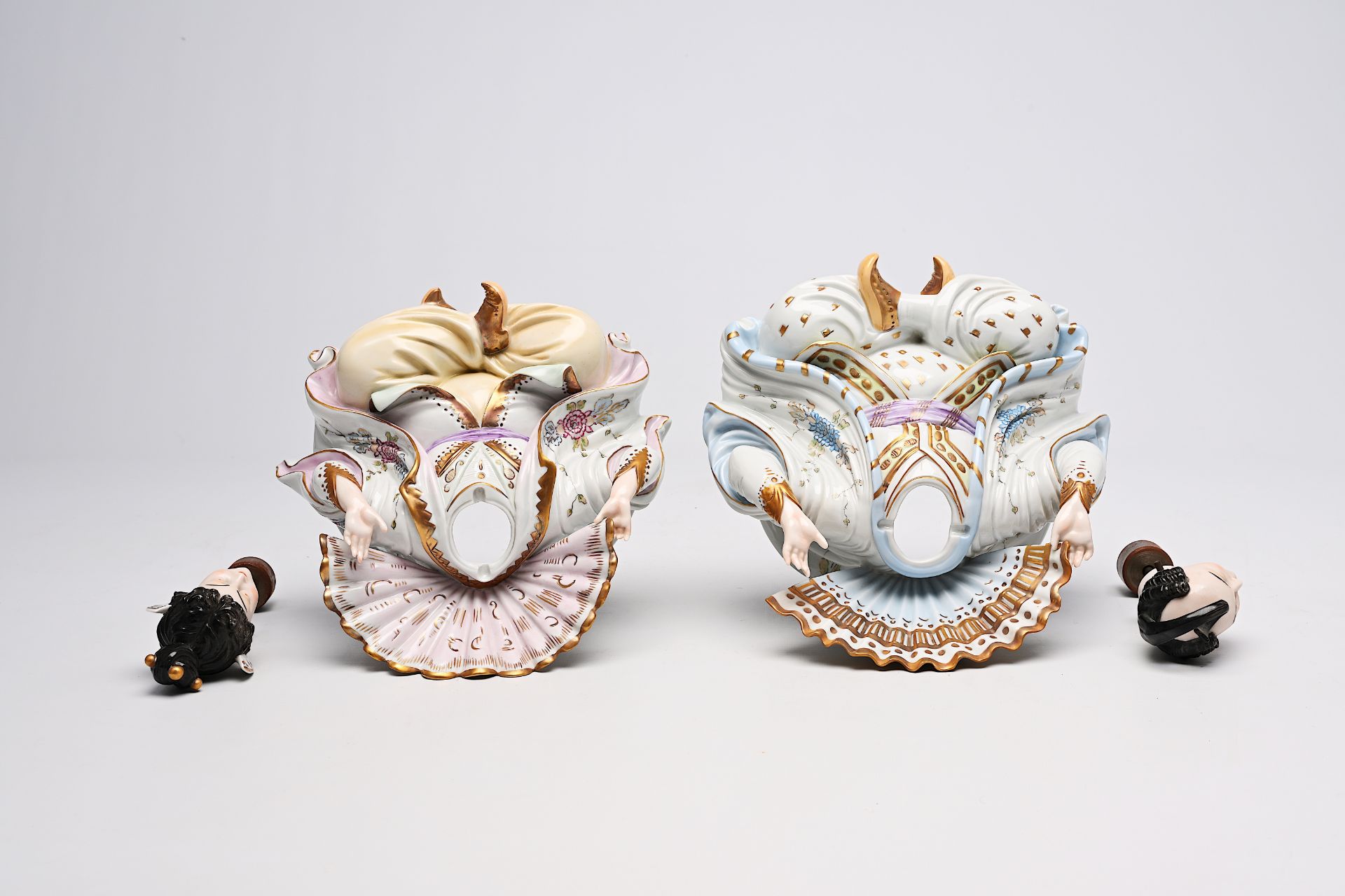 A pair of polychrome decorated Scheibe-Alsbach porcelain nodding-head mandarin figures, Kister mark, - Bild 6 aus 11
