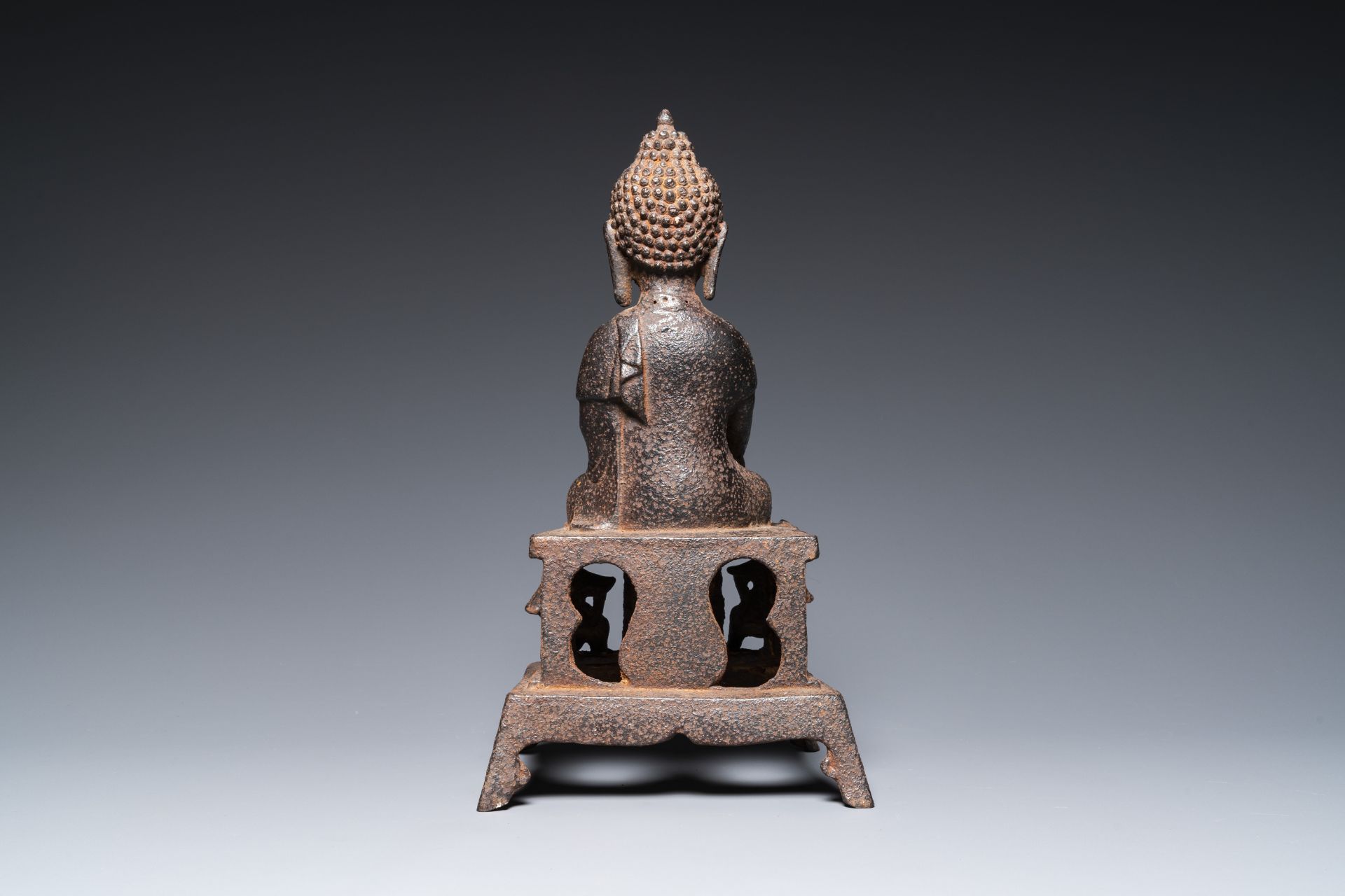 A large Chinese cast iron Buddha, late Ming - Image 4 of 7