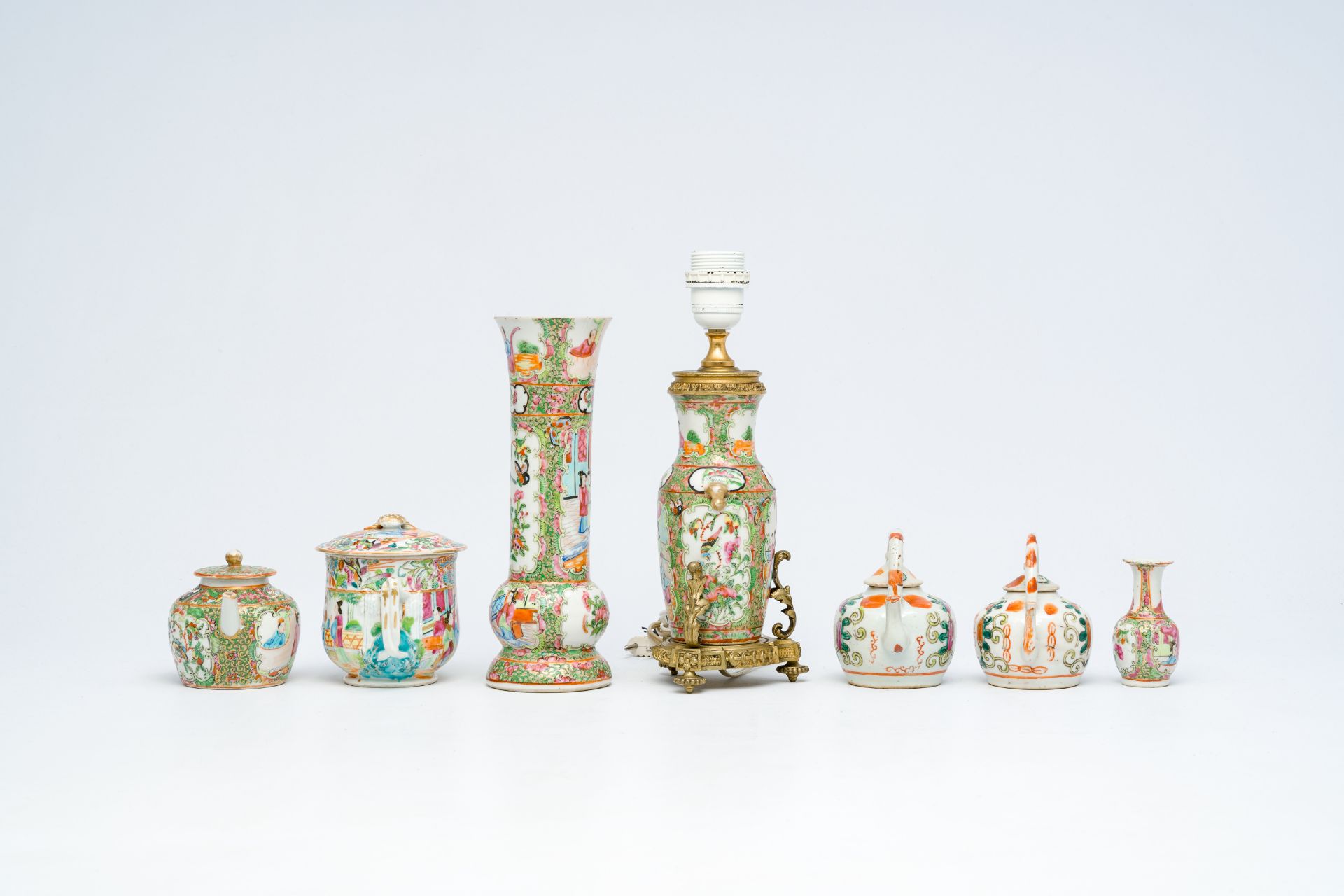 A varied collection of Chinese famille rose and Canton famille rose porcelain with floral design and - Bild 7 aus 11