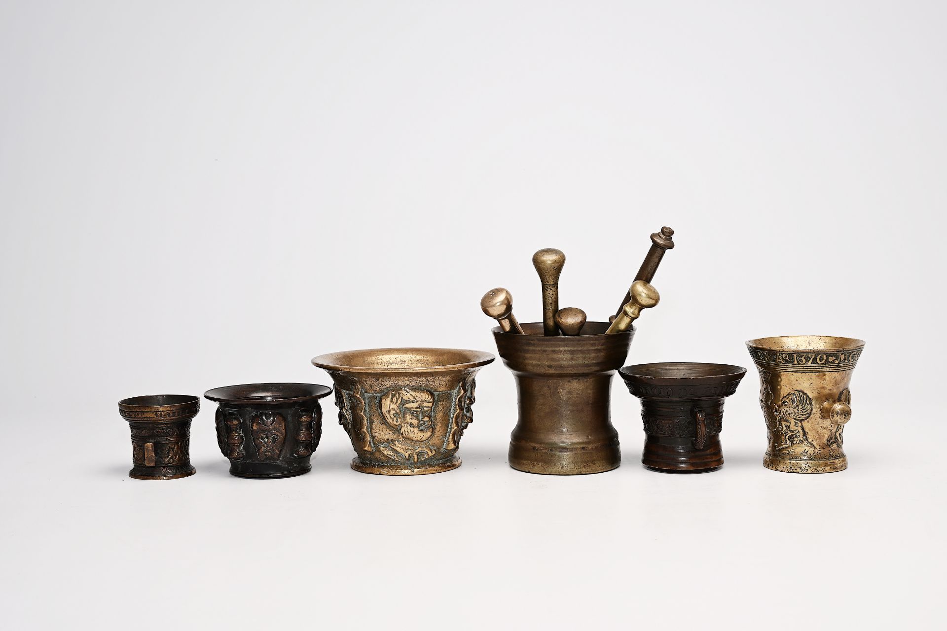 Six bronze mortars, five stampers and a patinated cast iron ram's head, 16th C. and later - Bild 5 aus 16