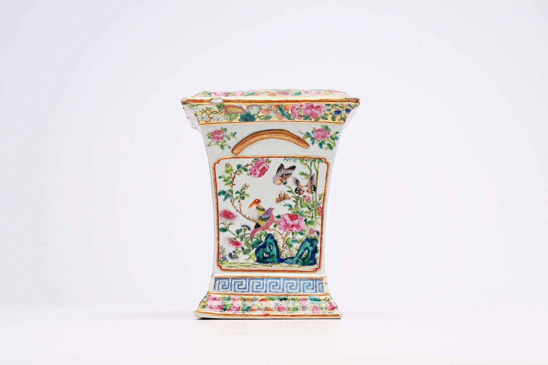 A square Chinese Canton famille rose flower holder with palace scenes and eight various plates and d - Bild 9 aus 11