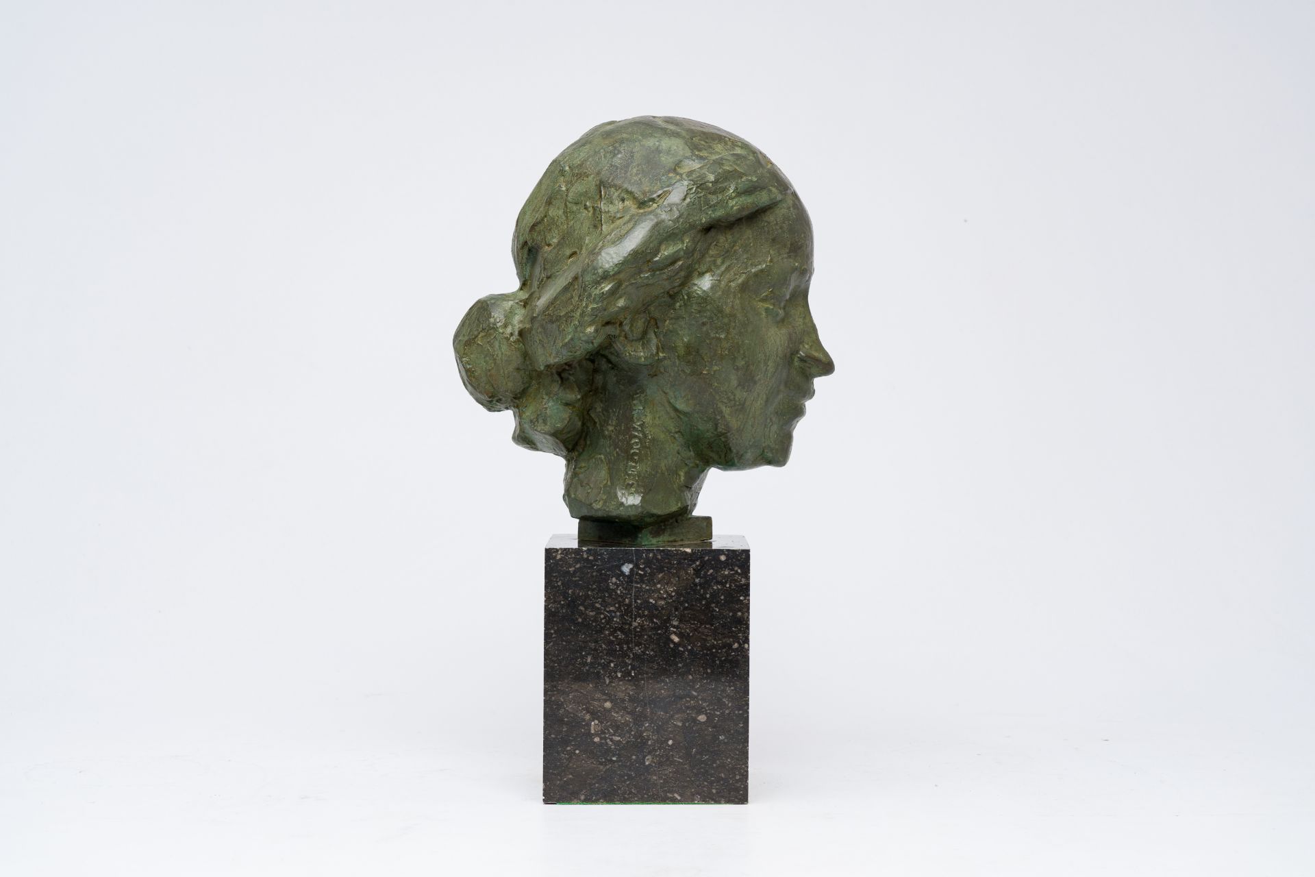 Rik Wouters (1882-1916): Head of a young lady, green patinated bronze on marble base, foundry mark ' - Bild 7 aus 11
