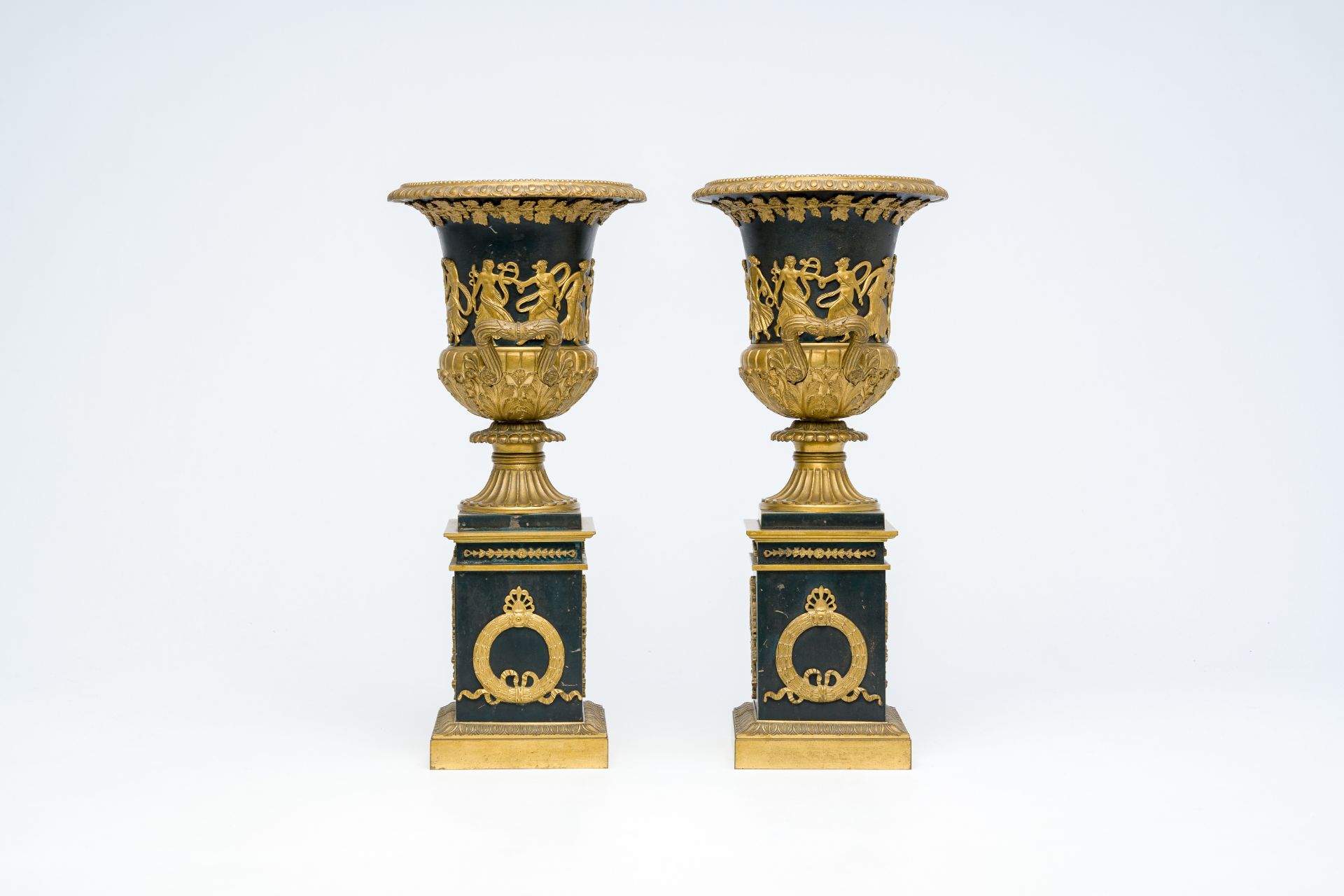 A pair of French patinated and gilt bronze 'Campana' urns in the style of Thomire, 19th/20th C. - Image 5 of 7