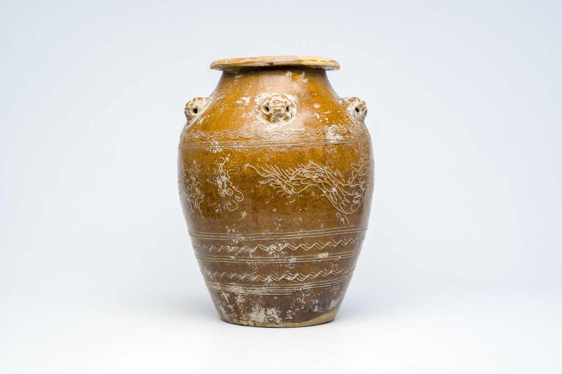 A Chinese stoneware martaban jar with incised design, 19th C. - Image 4 of 6