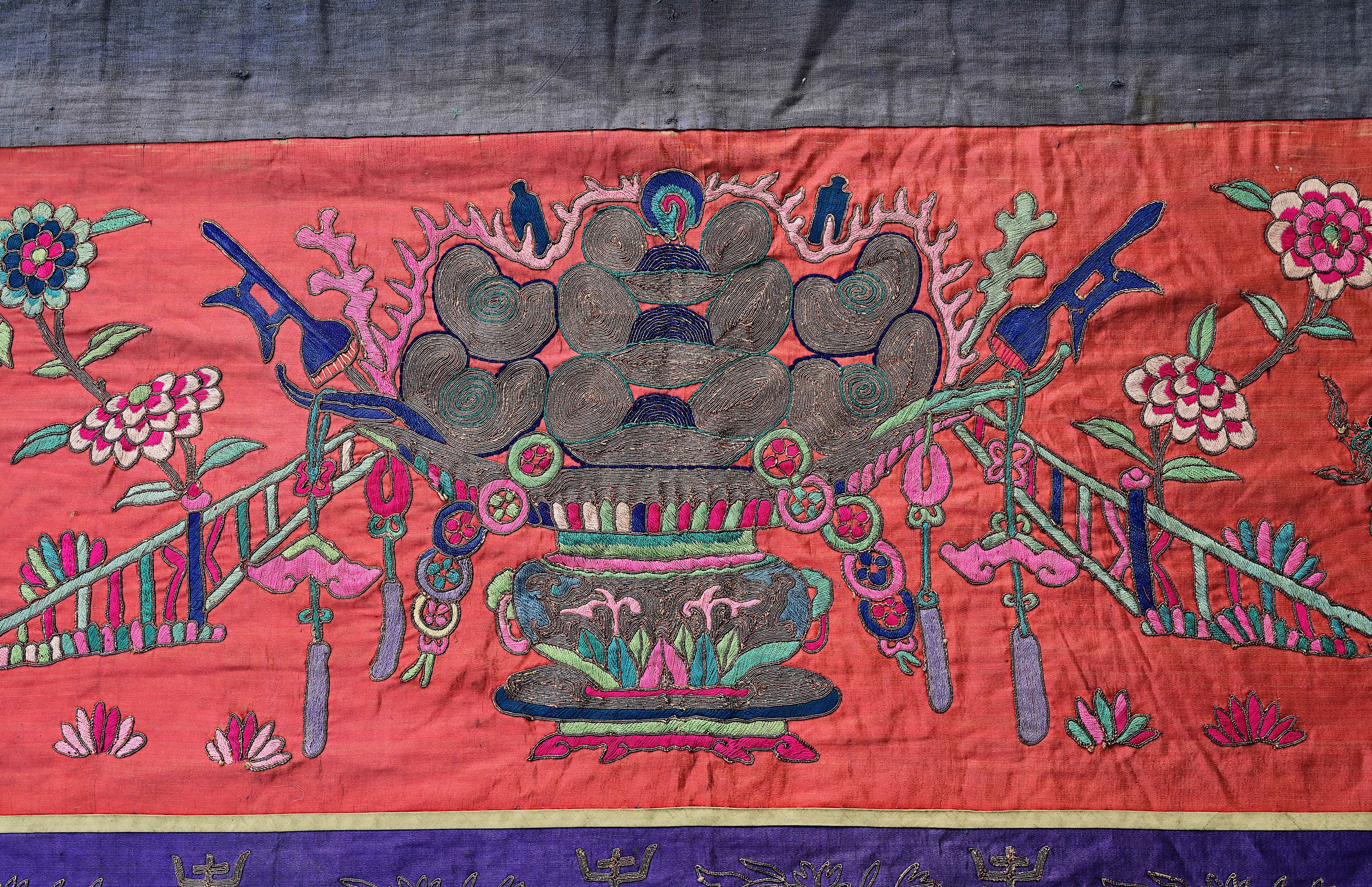 A long Chinese horizontal silk embroidered 'Eight Immortals' altar cloth with silver thread, 19th C. - Image 10 of 13