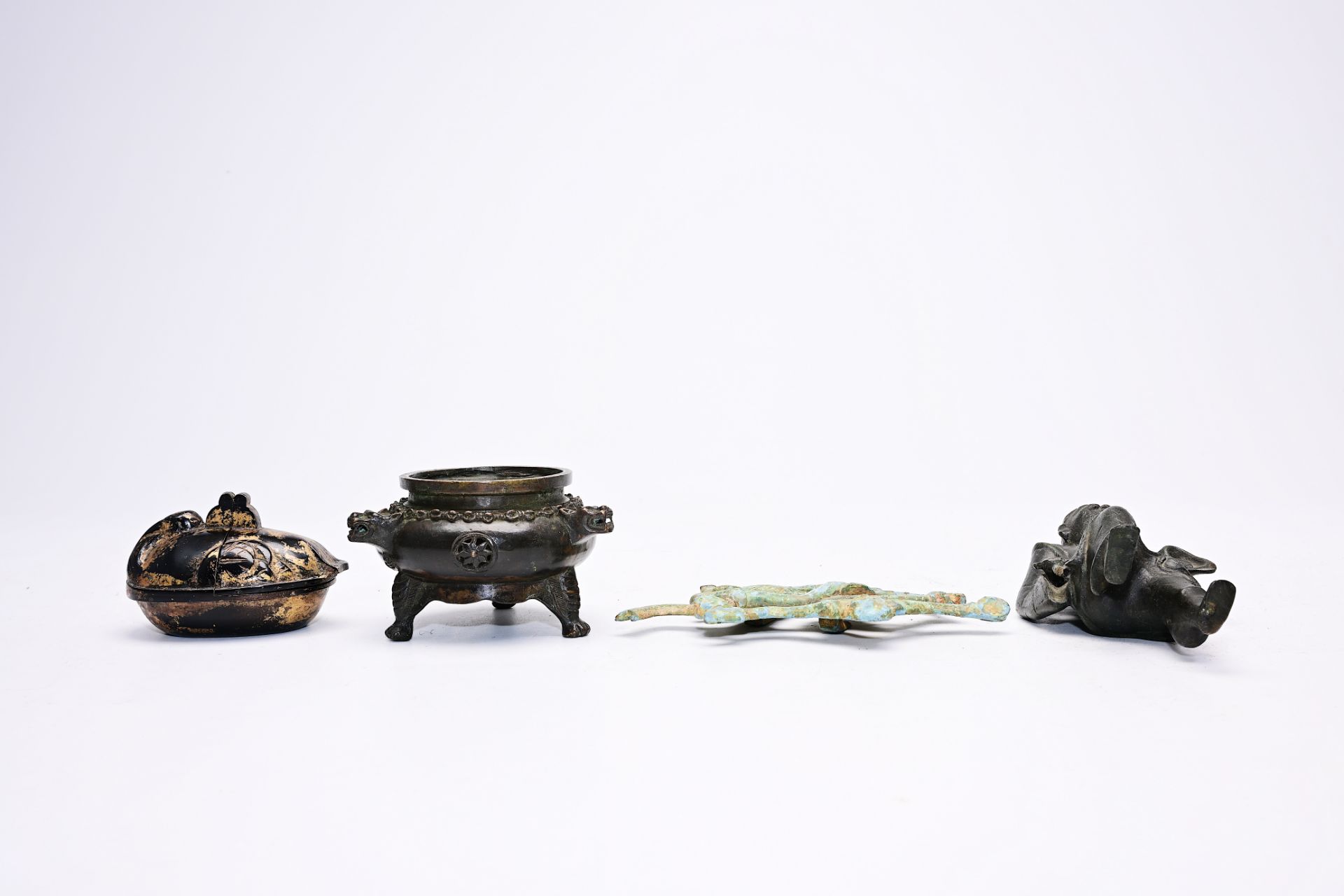 Four Chinese bronze objects, Ming and later - Image 5 of 8